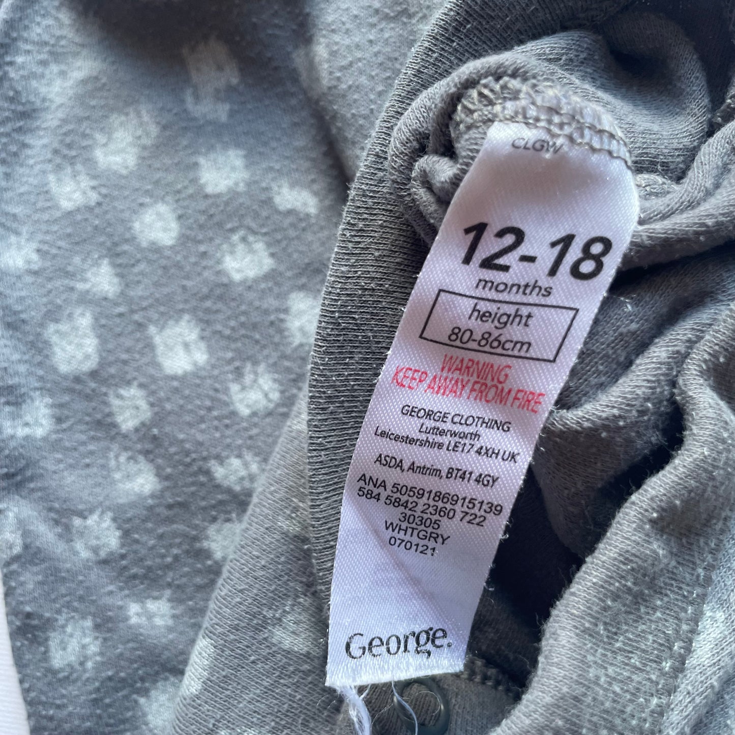 Grauer Baumwoll-Body mit Punkten und kurzen Ärmeln von George, Größe 12–18 Monate – label