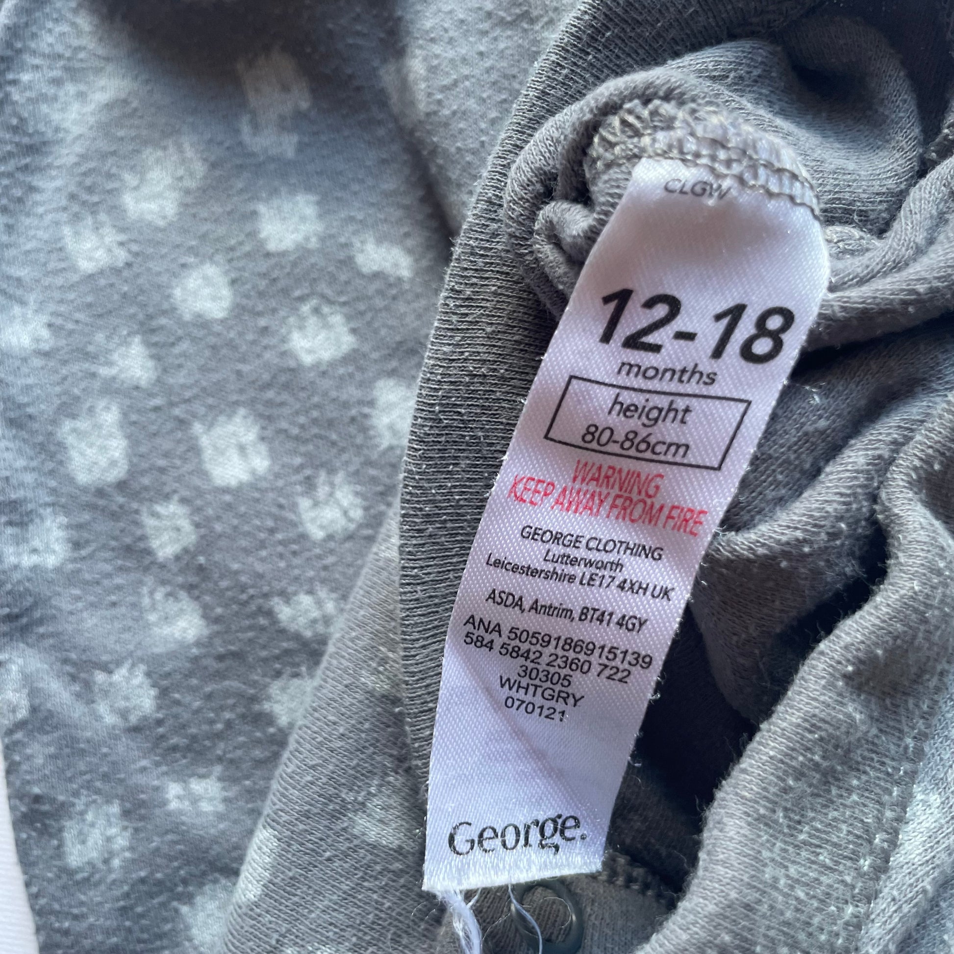 Grauer Baumwoll-Body mit Punkten und kurzen Ärmeln von George, Größe 12–18 Monate – label