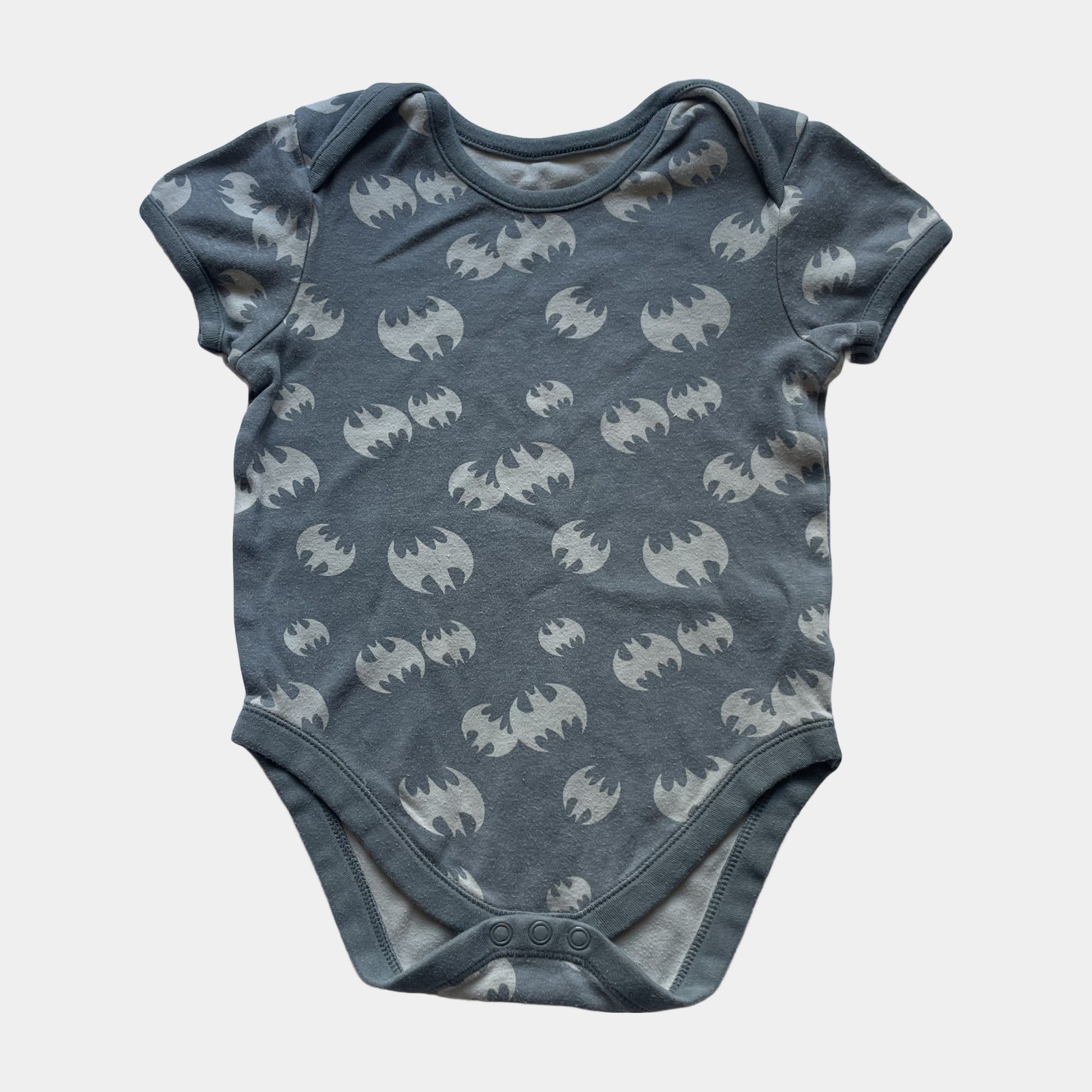 Grauer Baumwoll-Body mit Batman-Muster und kurzen Ärmeln. – front