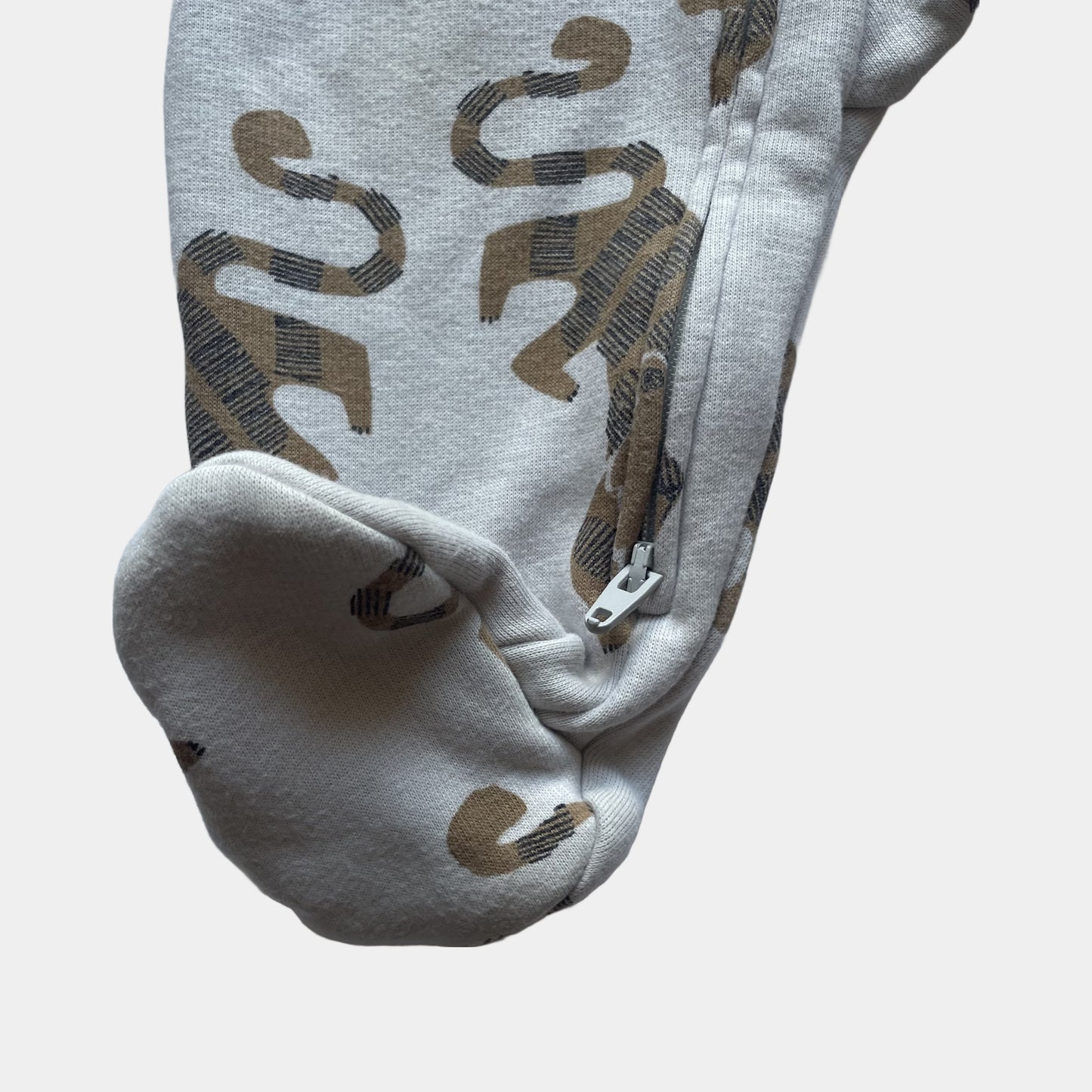 Grauer Overall mit Tiger-Print für Babys, 3-6 Monate, von Next – detail