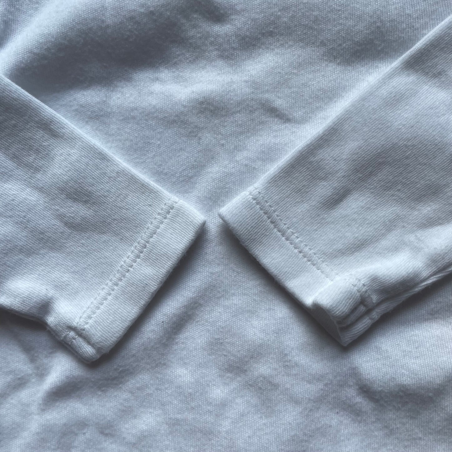 Weißer Langarm-Body für Babys, Größe 3-6 Monate, 100% Baumwolle – detail