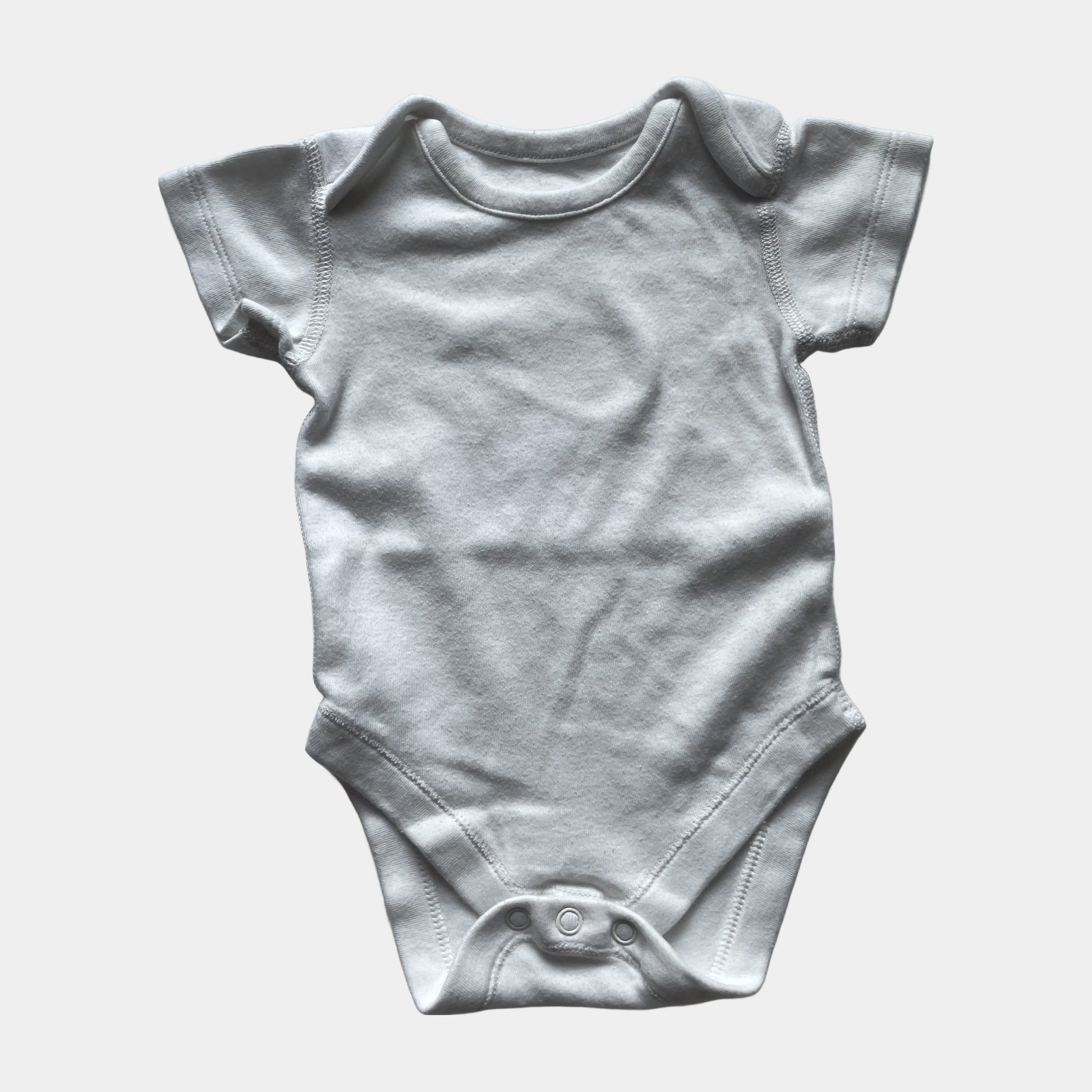 Weißer Babybody aus Baumwolle mit kurzen Ärmeln und Druckknöpfen im Schritt. – front