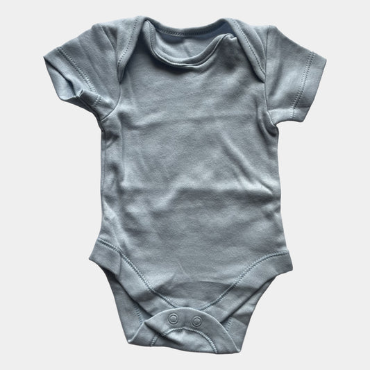 Blauer Baumwoll-Body mit kurzen Ärmeln von George, Größe First Size (9lb 4.1kg), sehr guter Zustand. – front
