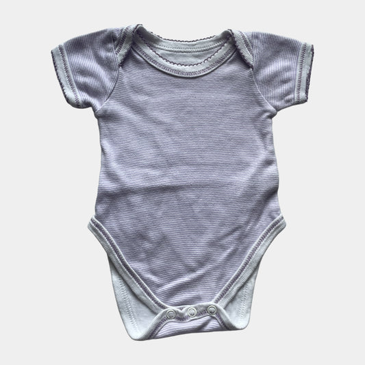 Lila gestreifter Baby-Body aus Baumwolle mit kurzen Ärmeln. – front
