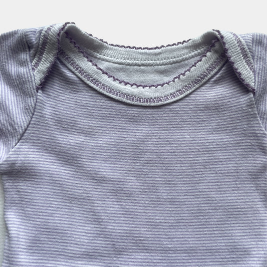 Lila gestreifter Baby-Body aus Baumwolle mit kurzen Ärmeln. – detail