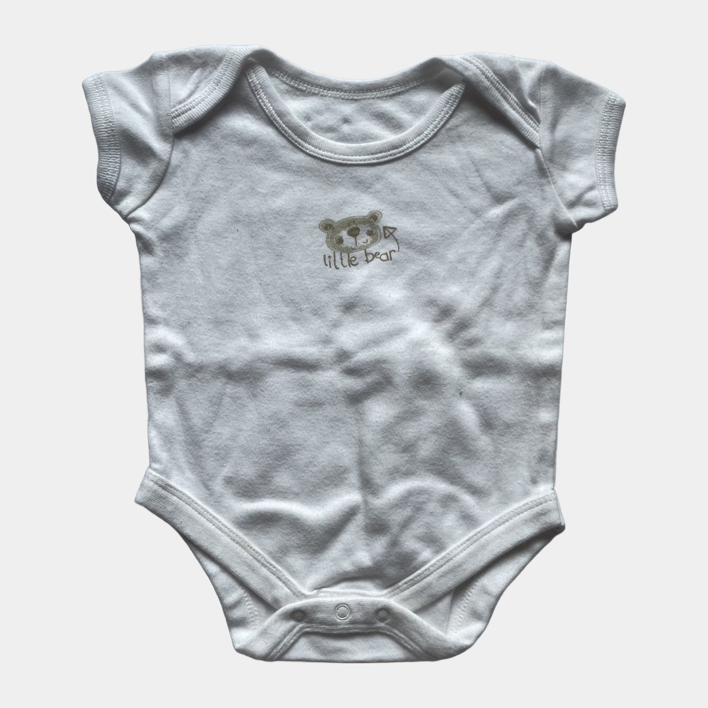 Weißer Baby-Body mit Bärenmotiv von Mini Mode, Größe 0-3 Monate, Baumwolle – front