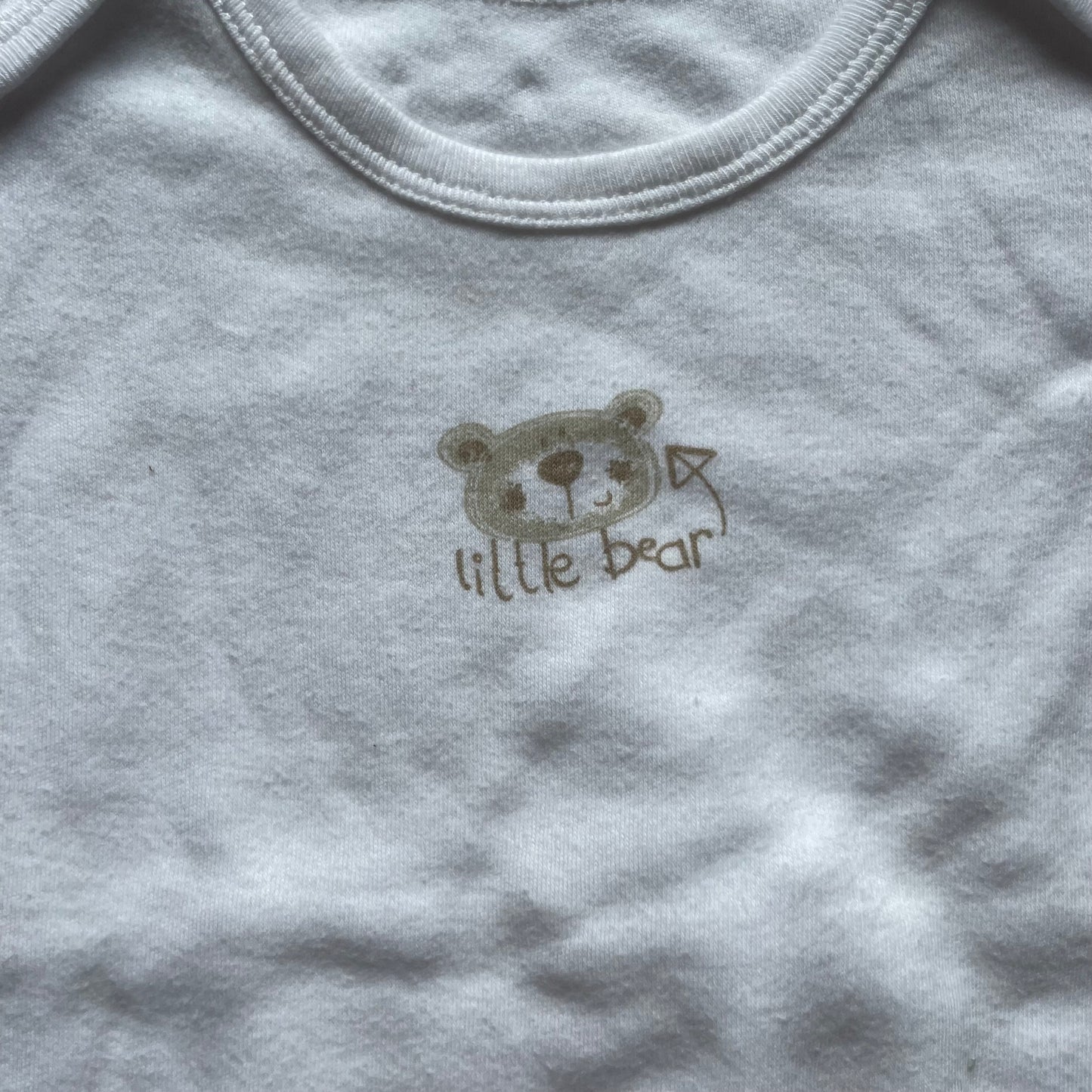 Weißer Baby-Body mit Bärenmotiv von Mini Mode, Größe 0-3 Monate, Baumwolle – detail