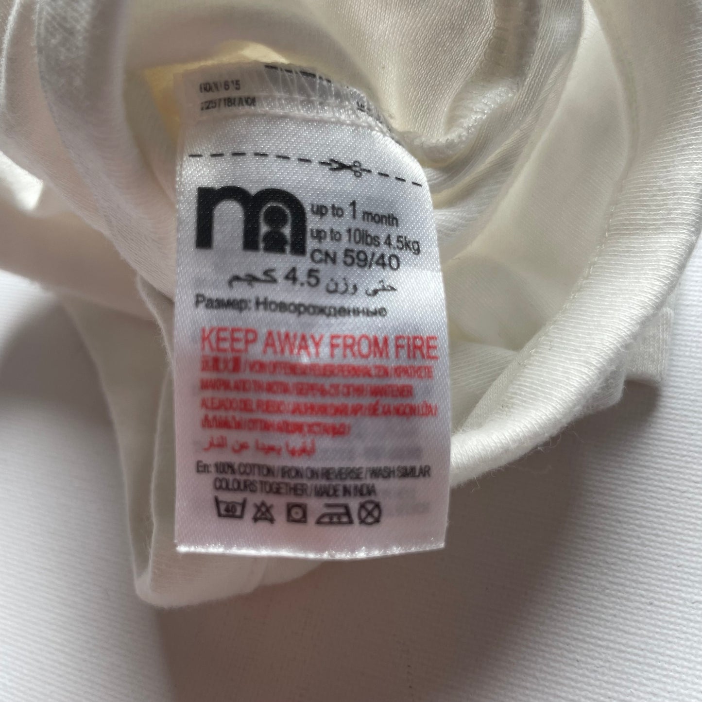 Weißer Baumwoll-Body mit Bärenmotiv für Neugeborene. – label