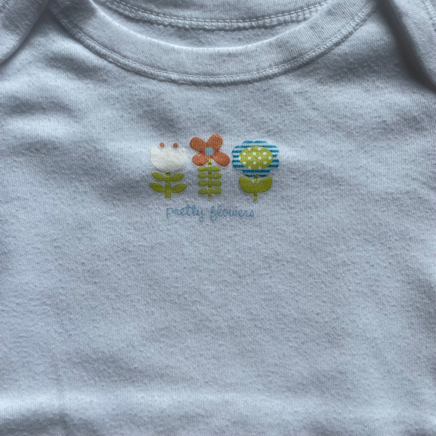 Weißer Body für Babys bis 3 Monate mit Blumenmotiv – detail