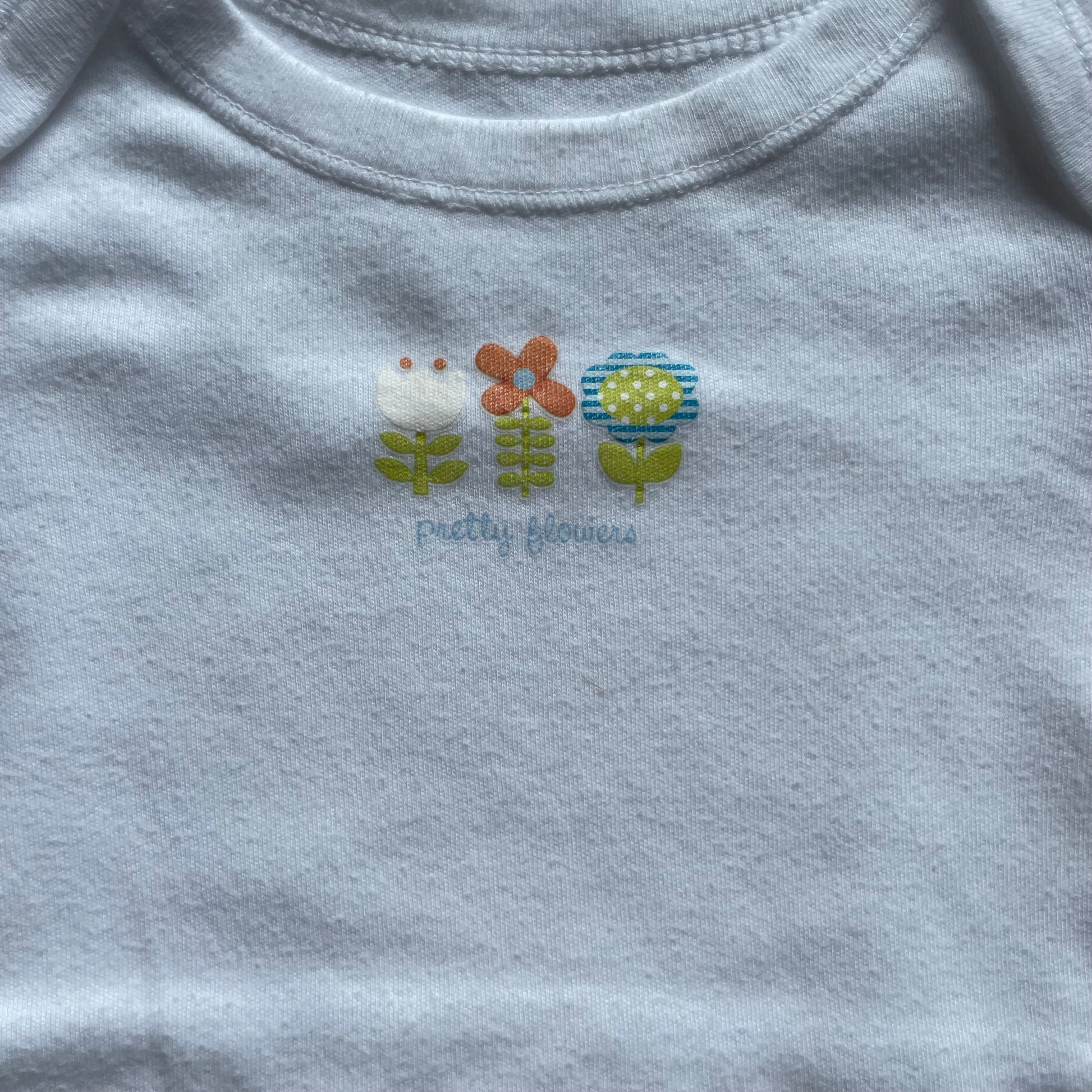 Weißer Body für Babys bis 3 Monate mit Blumenmotiv – detail