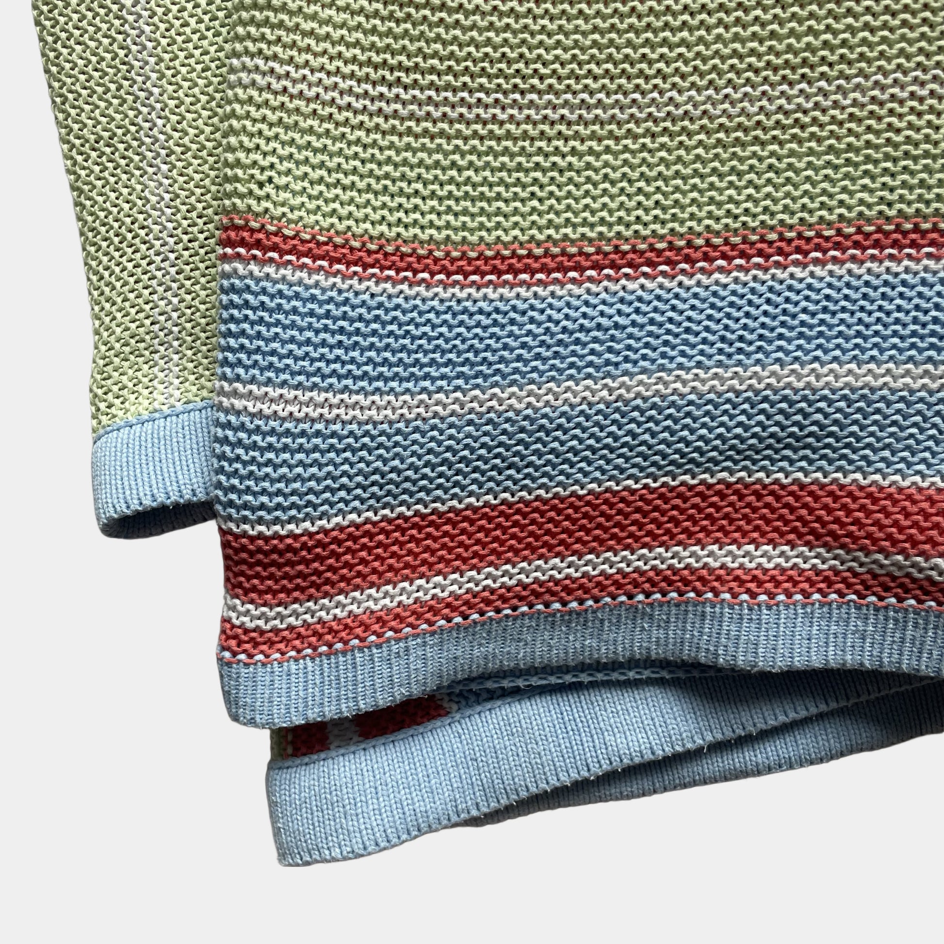 Bunte Babydecke mit Streifen in Grün, Blau und Rot. – front