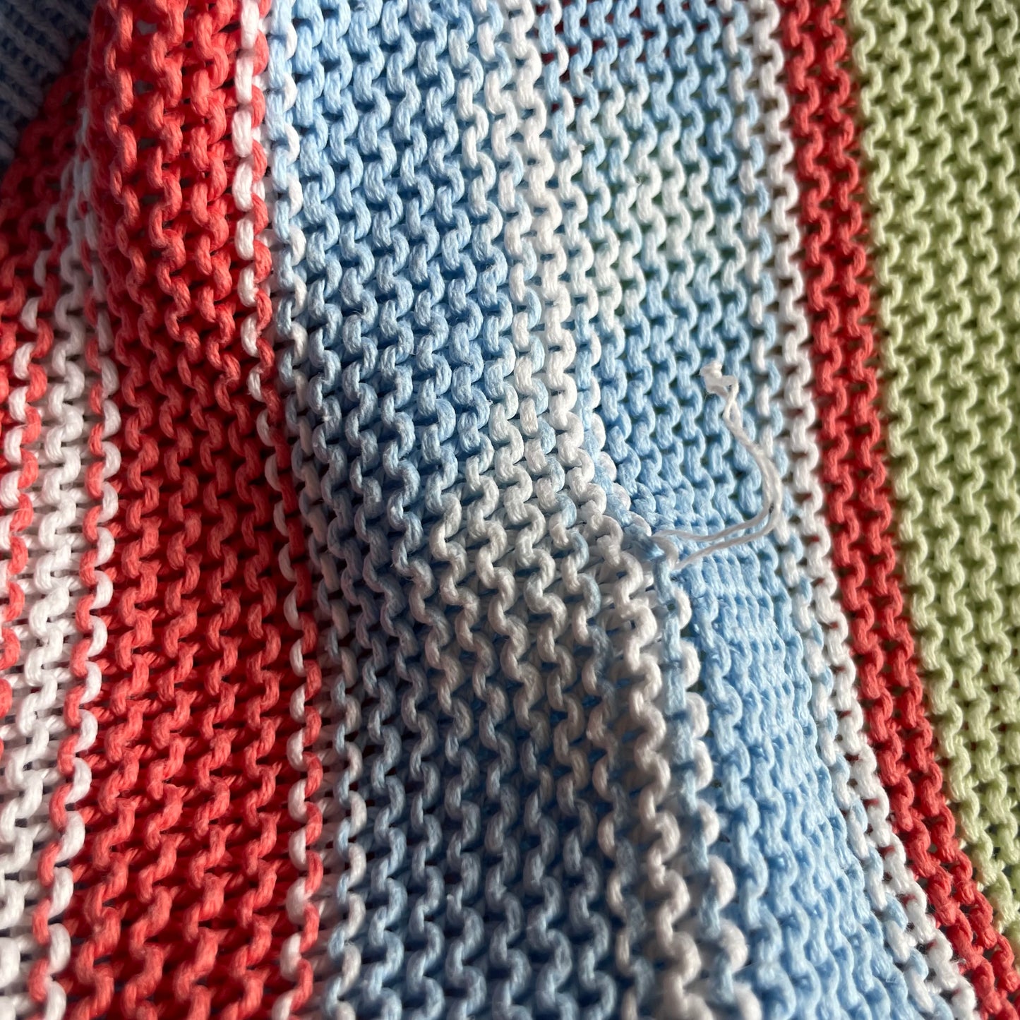 Bunte Babydecke mit Streifen in Grün, Blau und Rot. – fabric
