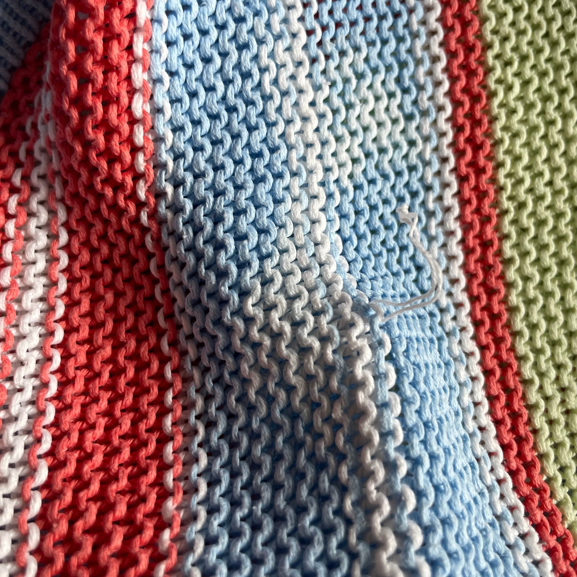 Bunte Babydecke mit Streifen in Grün, Blau und Rot. – fabric