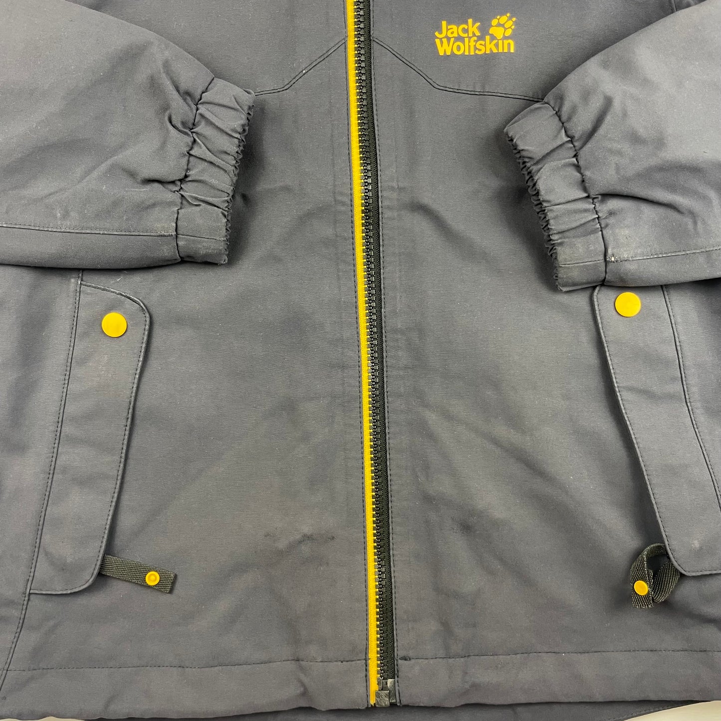 Graue Jack Wolfskin Kinderjacke mit gelbem Futter, Größe 128 – detail
