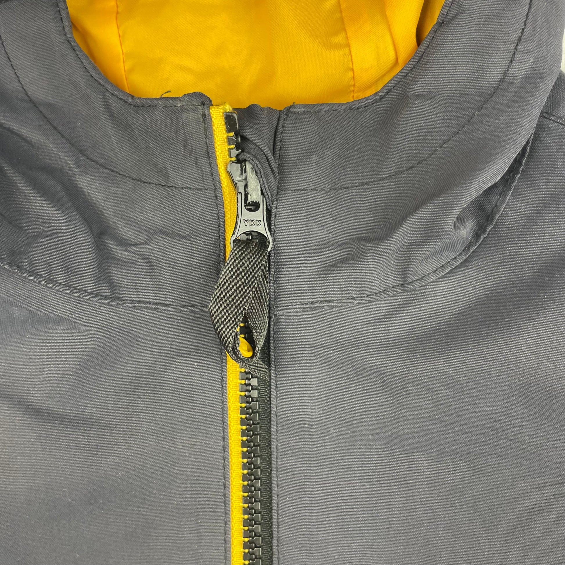 Graue Jack Wolfskin Kinderjacke mit gelbem Futter, Größe 128 – zip