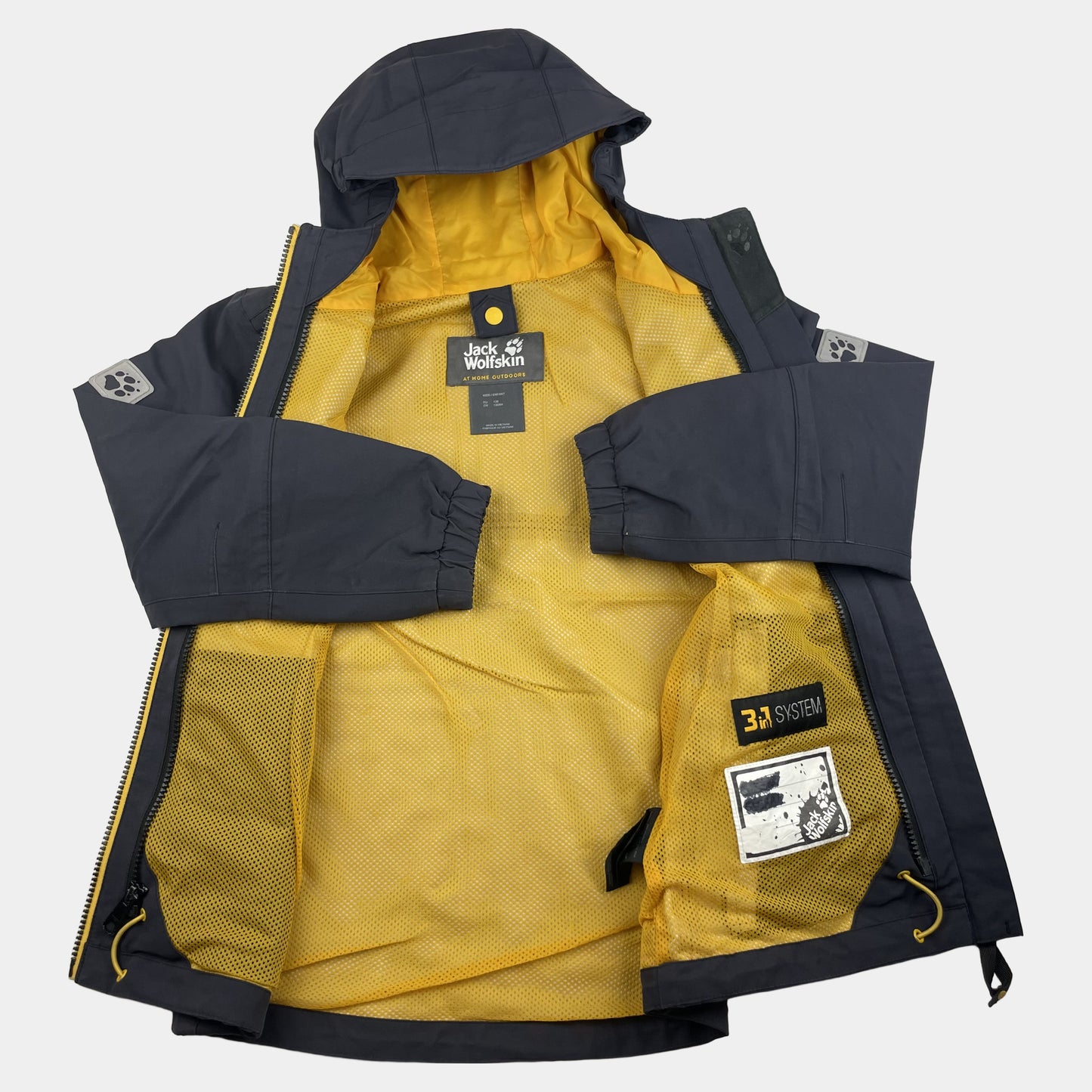 Graue Jack Wolfskin Kinderjacke mit gelbem Futter, Größe 128 – inside