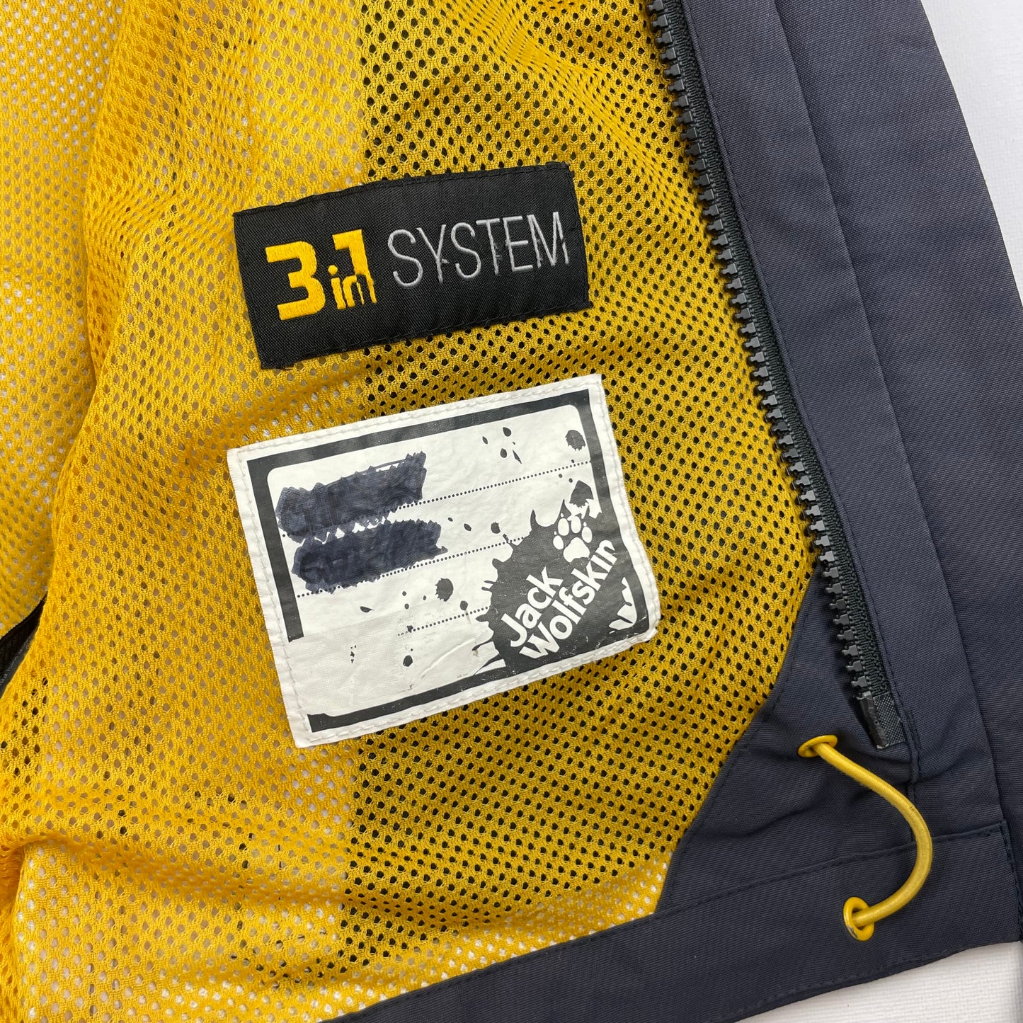 Graue Jack Wolfskin Kinderjacke mit gelbem Futter, Größe 128 – tag