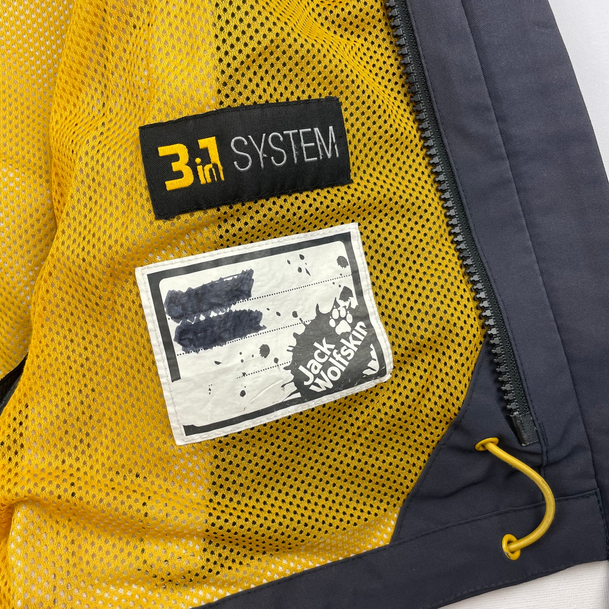 Graue Jack Wolfskin Kinderjacke mit gelbem Futter, Größe 128 – tag