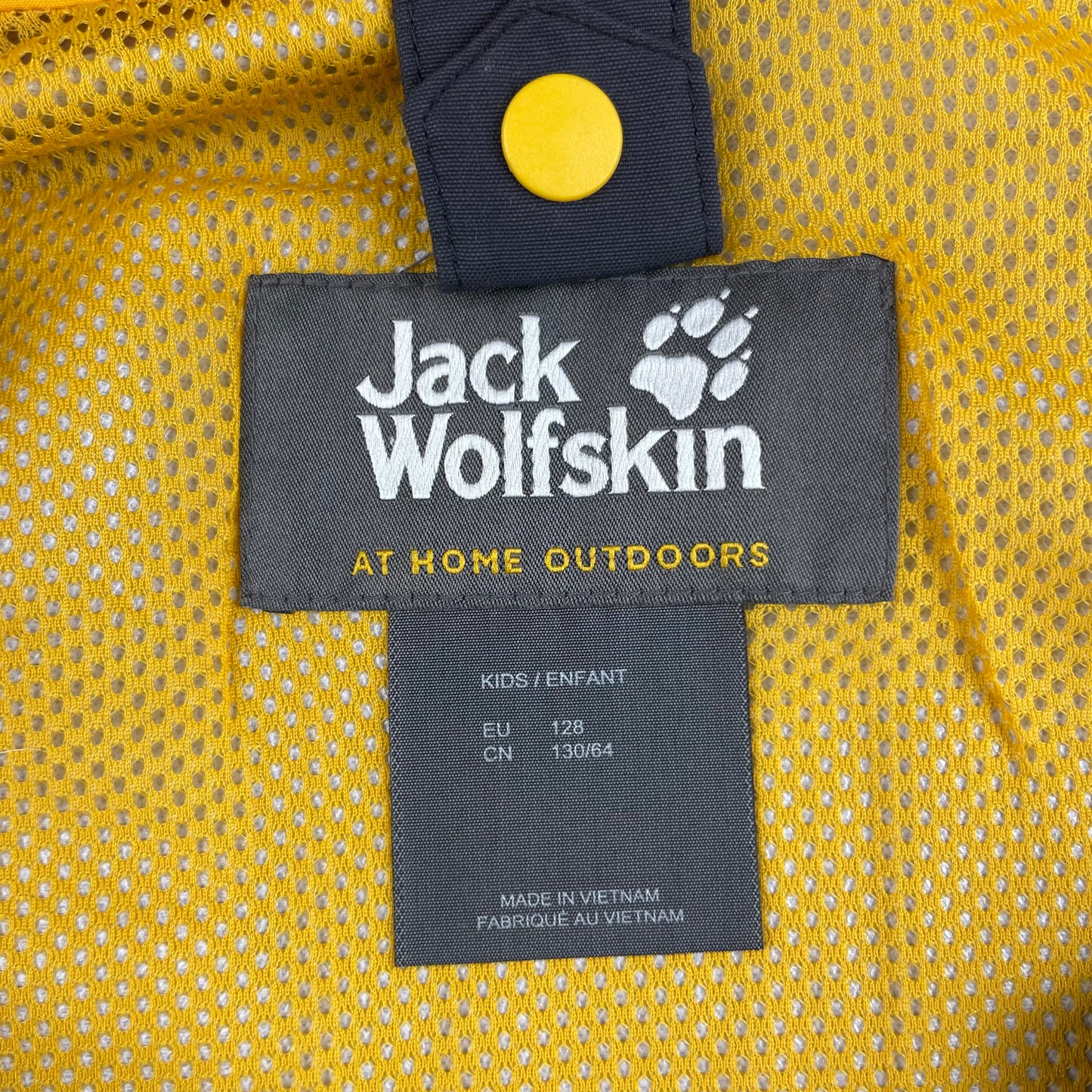 Graue Jack Wolfskin Kinderjacke mit gelbem Futter, Größe 128 – label