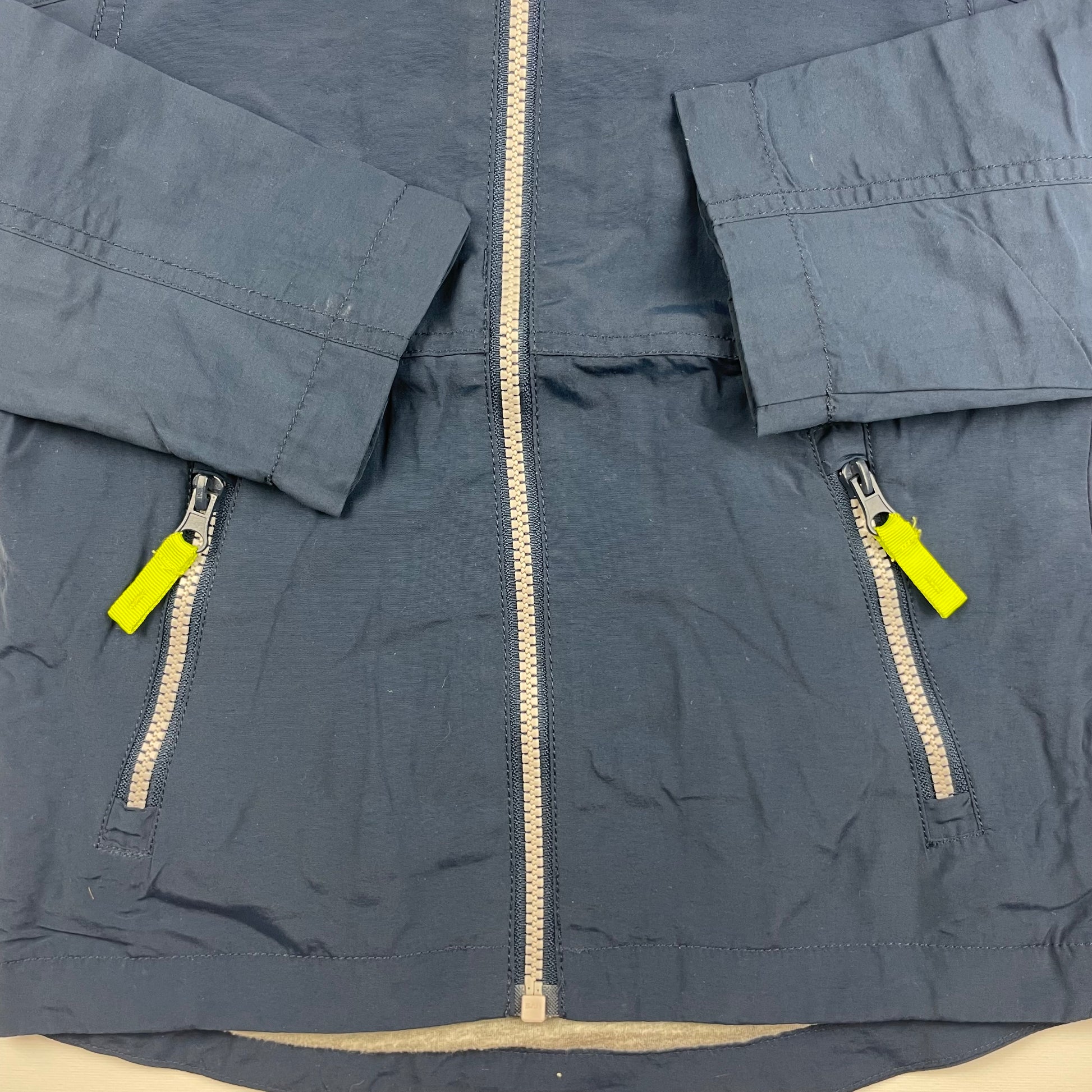 Blaue Kinderjacke mit Kapuze und Reißverschlüssen – detail