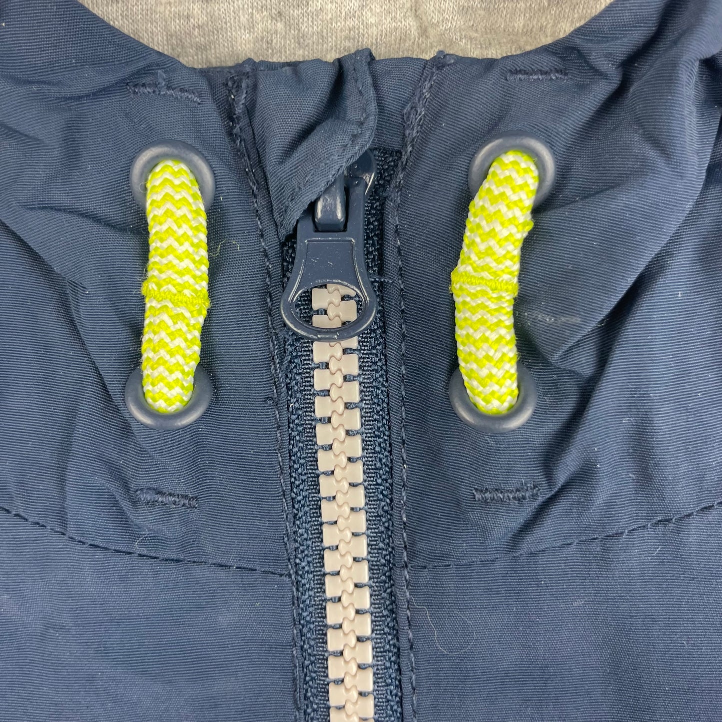 Blaue Kinderjacke mit Kapuze und Reißverschlüssen – zip