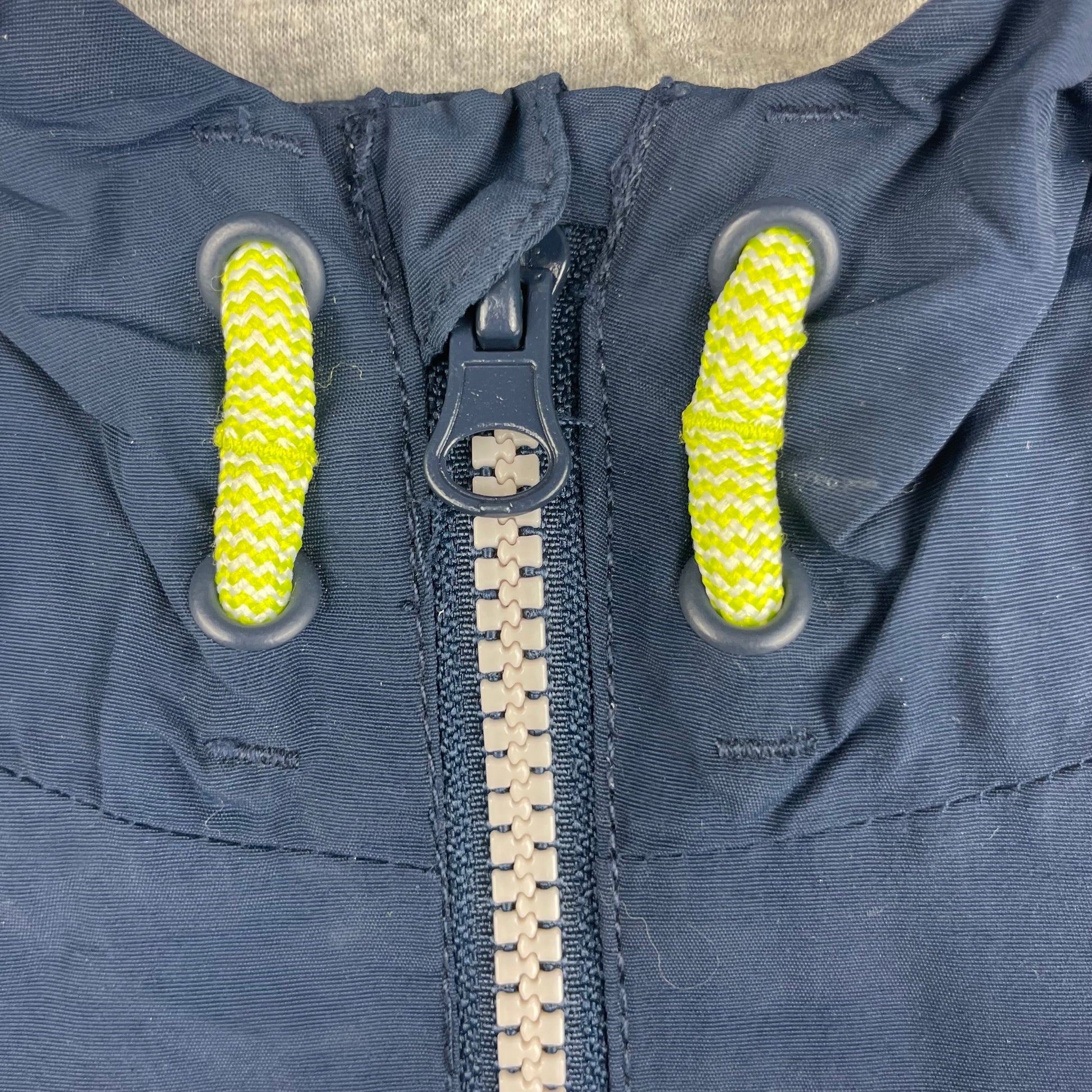 Blaue Kinderjacke mit Kapuze und Reißverschlüssen – zip