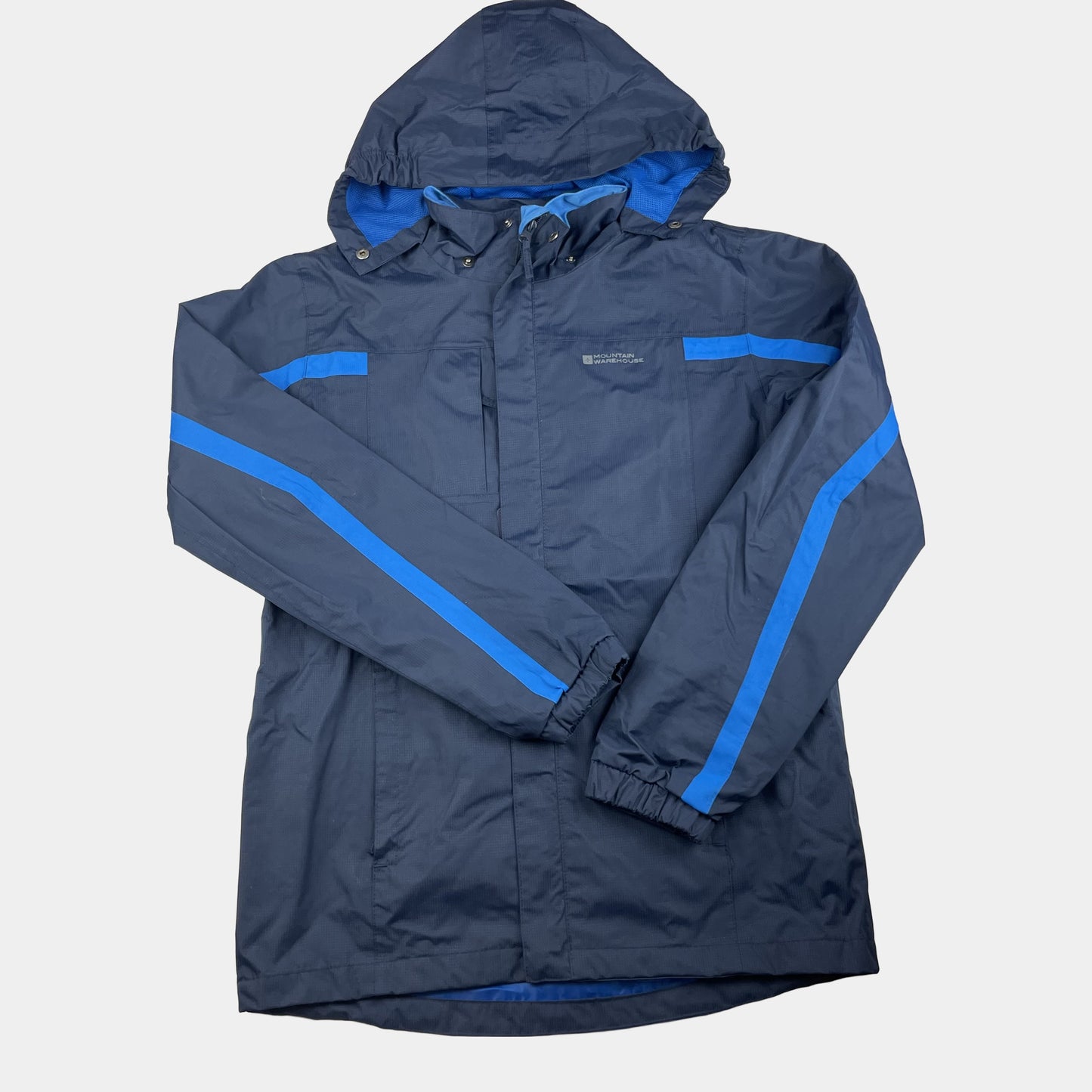 Dunkelblaue Polyester-Regenjacke mit Kapuze und blauen Streifen. – front