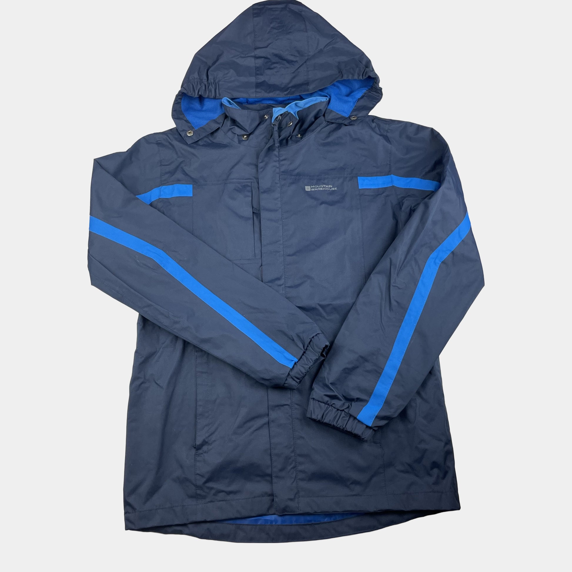 Dunkelblaue Polyester-Regenjacke mit Kapuze und blauen Streifen. – front
