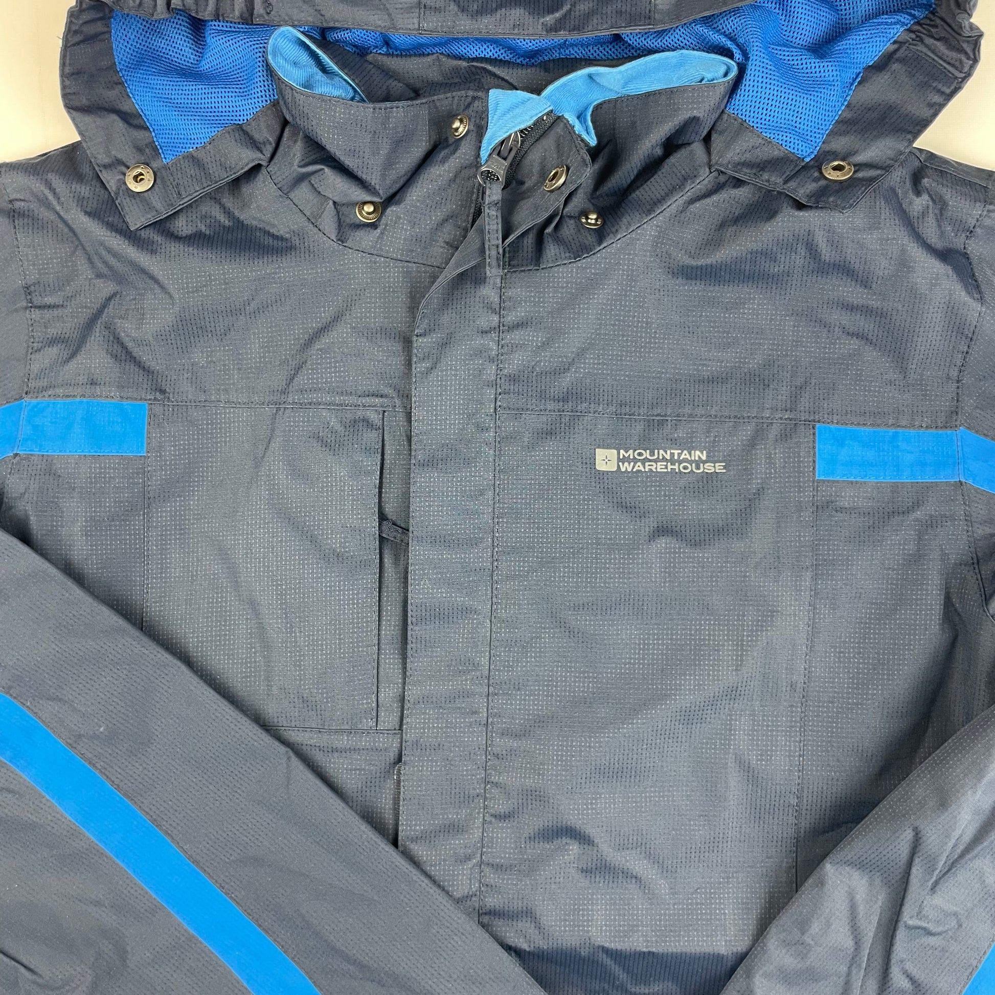 Dunkelblaue Polyester-Regenjacke mit Kapuze und blauen Streifen. – detail