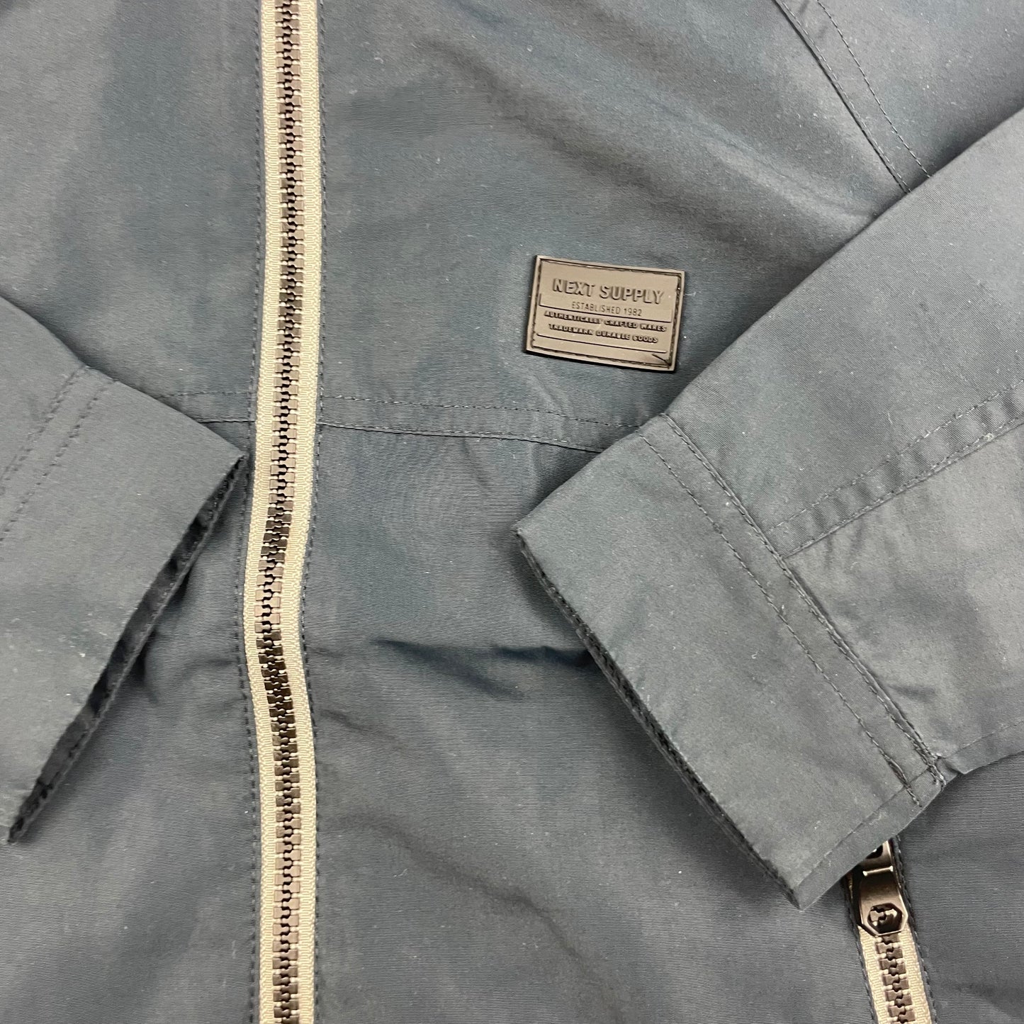 Blaue Softshelljacke für Jungen mit Kapuze und Reißverschlüssen, Größe 4 Jahre. – detail