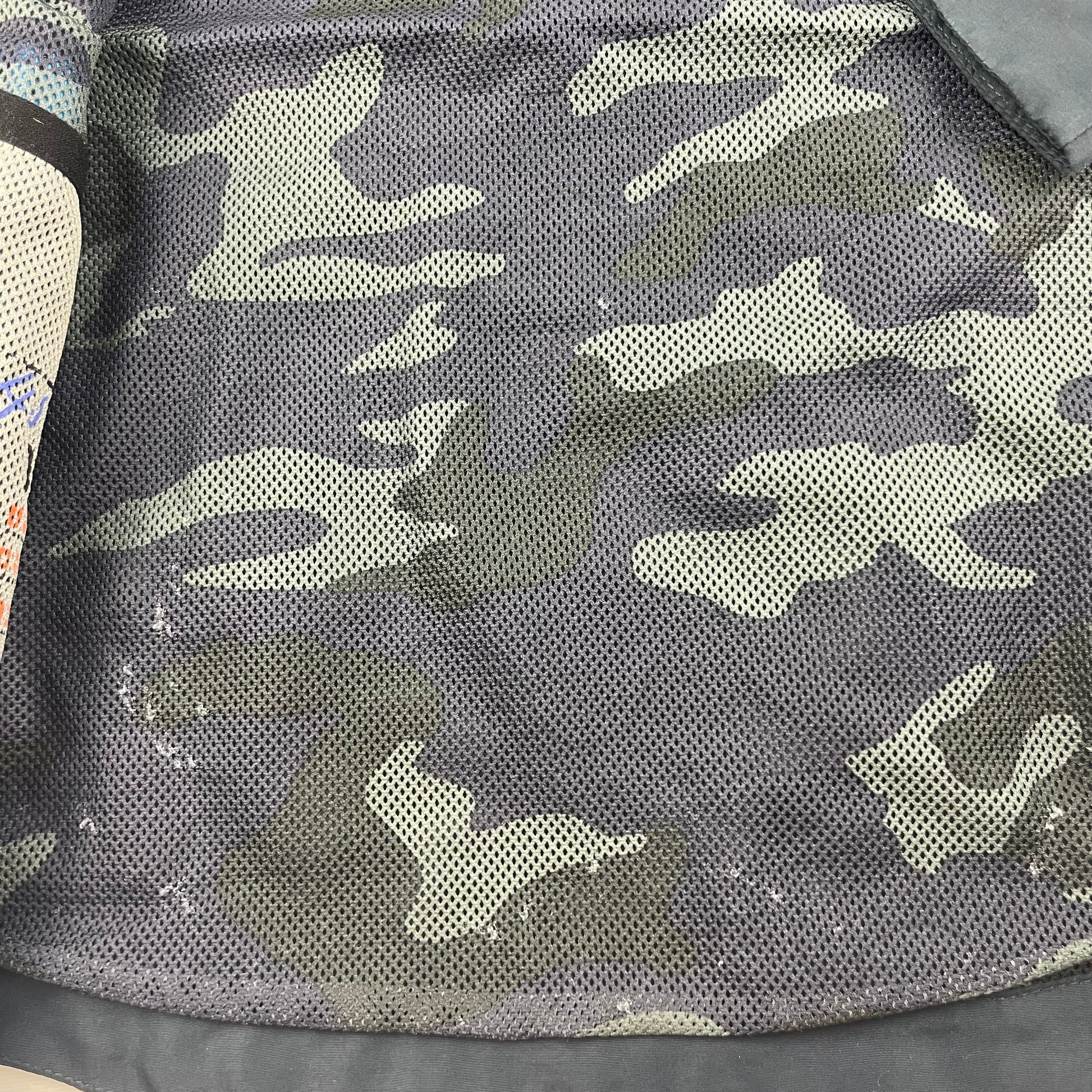 Blaue Softshelljacke für Jungen mit Kapuze und Reißverschlüssen, Größe 4 Jahre. – fabric