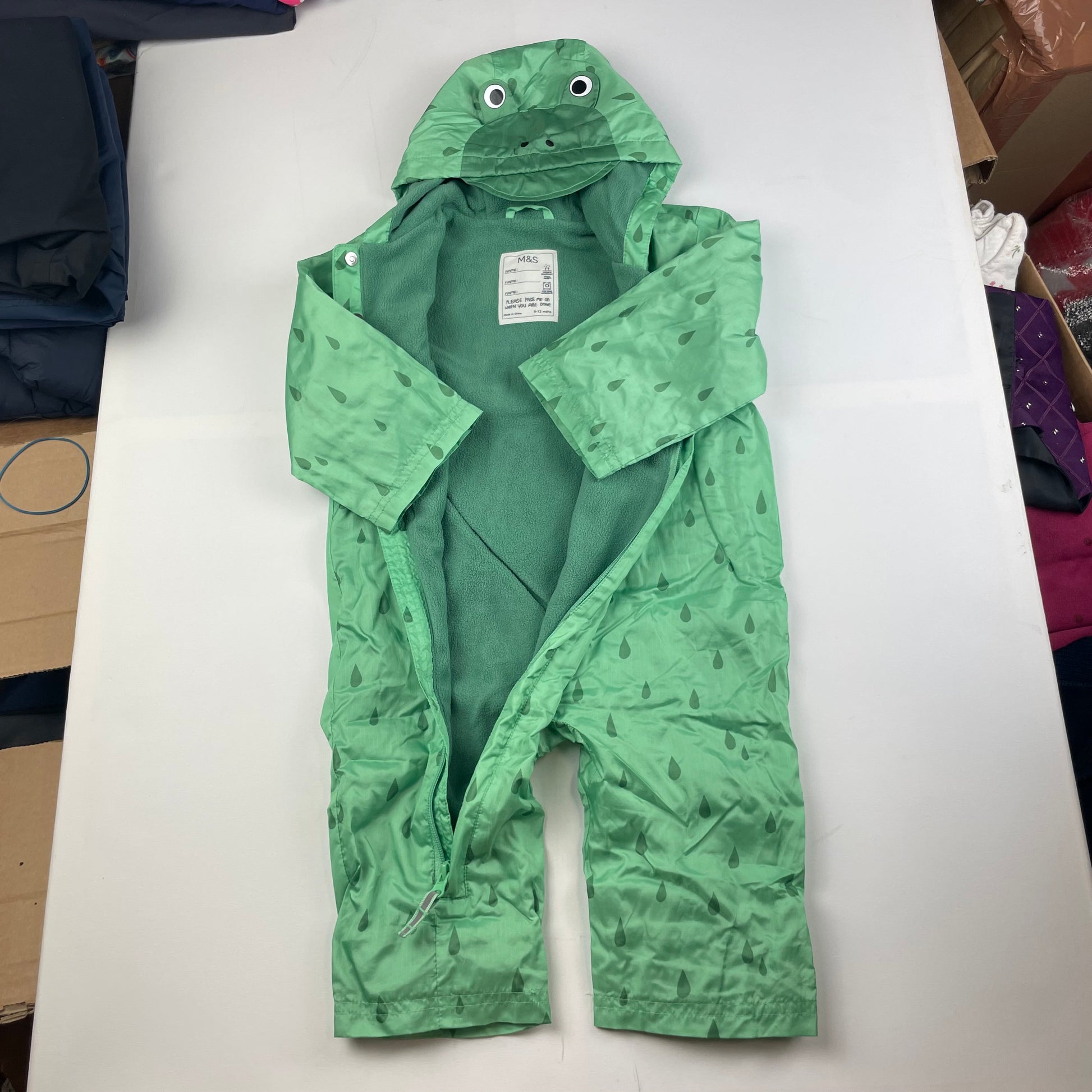 Grüner Regenanzug mit Kapuze und Tropfenmuster für Babys. – inside