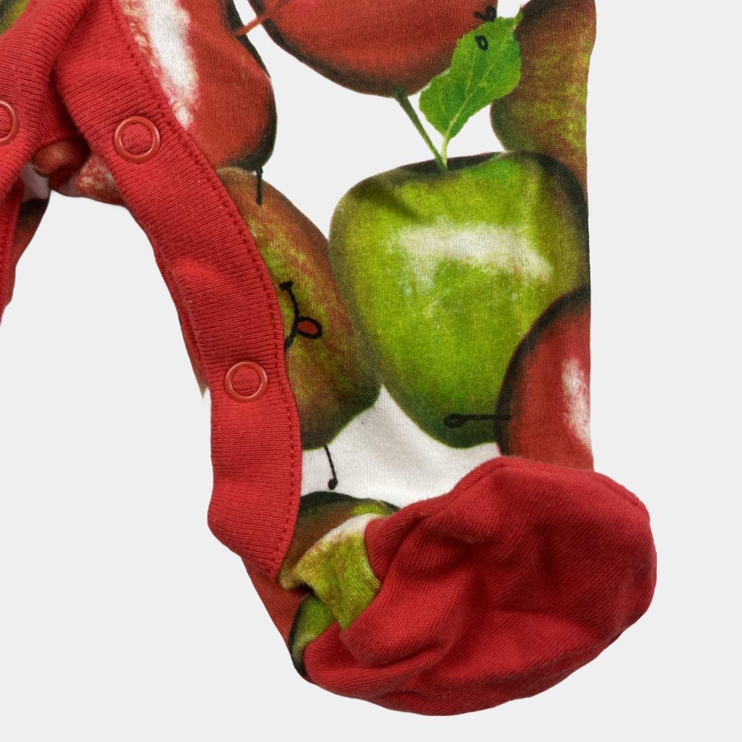 Bunter Baumwoll-Strampler mit Apfelmuster für Babys bis 1 Monat. – close‑up
