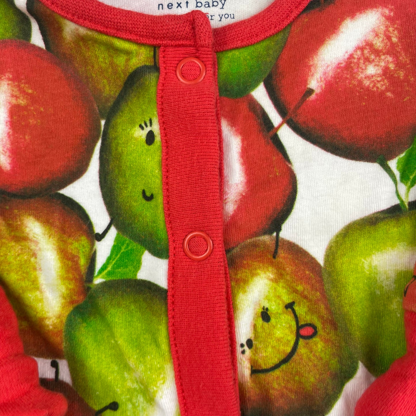 Bunter Baumwoll-Strampler mit Apfelmuster für Babys bis 1 Monat. – detail