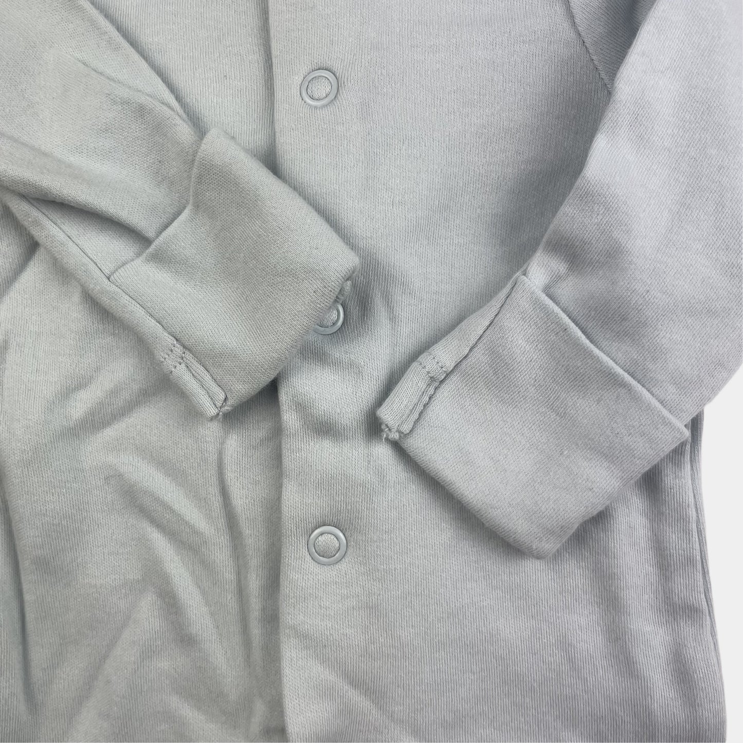 Hellblauer Overall aus Bio-Baumwolle für Neugeborene, Größe 50. – detail