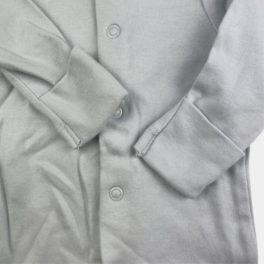 Hellblauer Overall aus Bio-Baumwolle für Neugeborene, Größe 50. – detail