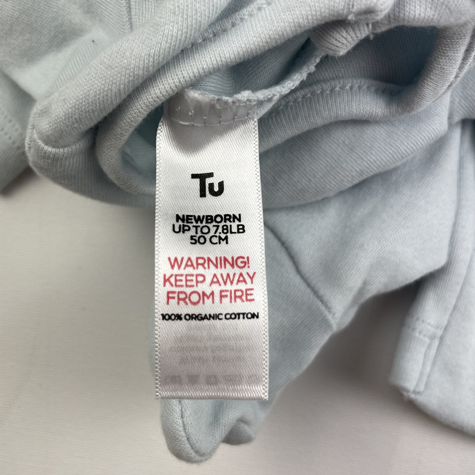 Hellblauer Overall aus Bio-Baumwolle für Neugeborene, Größe 50. – label