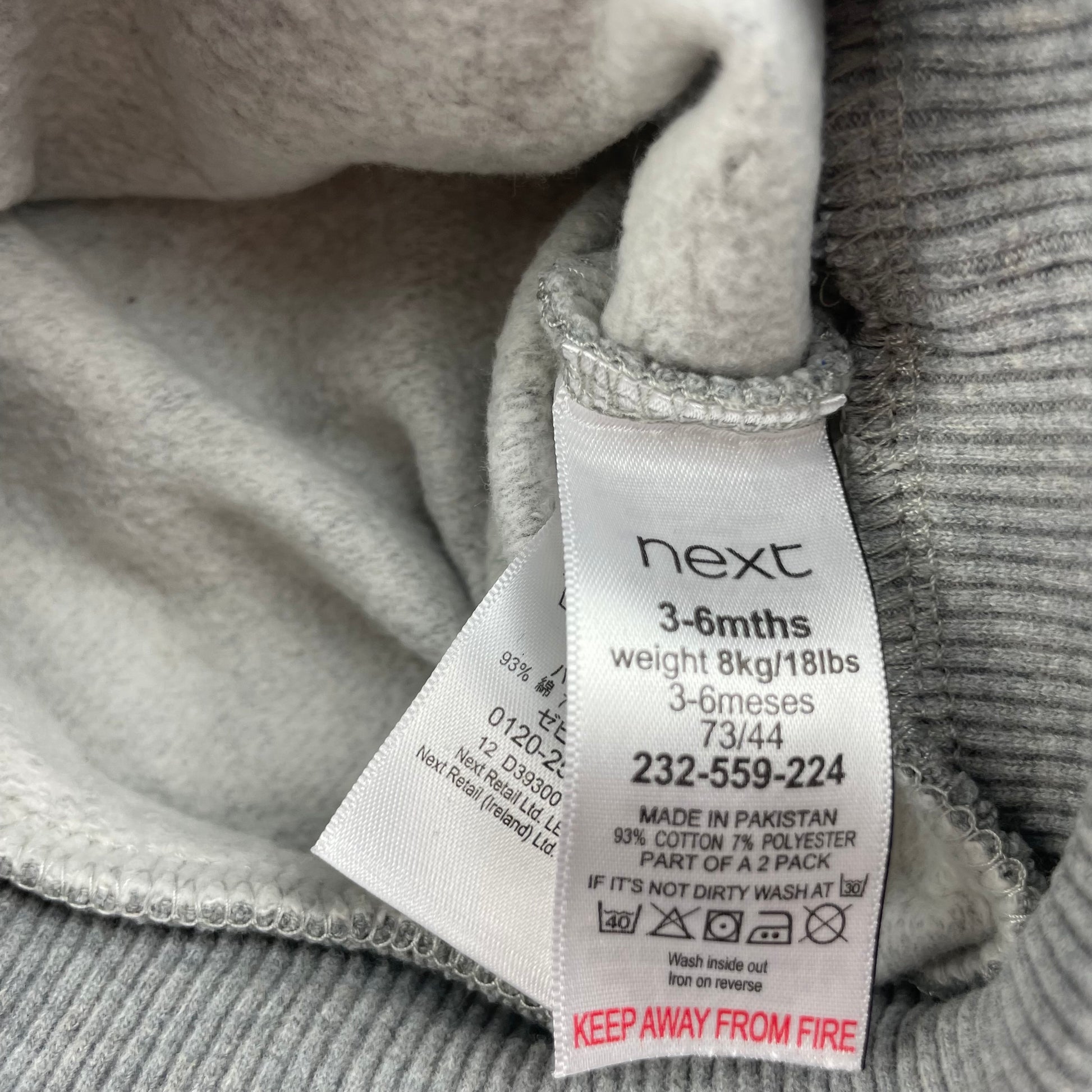 Grauer Baumwoll-Polyester-Pullover für Kleinkinder mit gestreiftem Ärmel – label