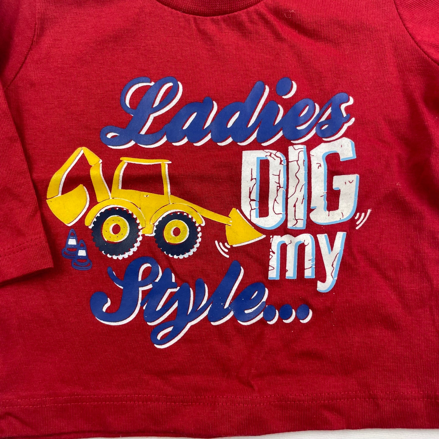 Rotes Longsleeve mit Bagger-Print und Schriftzug "Ladies DIG my Style" – detail