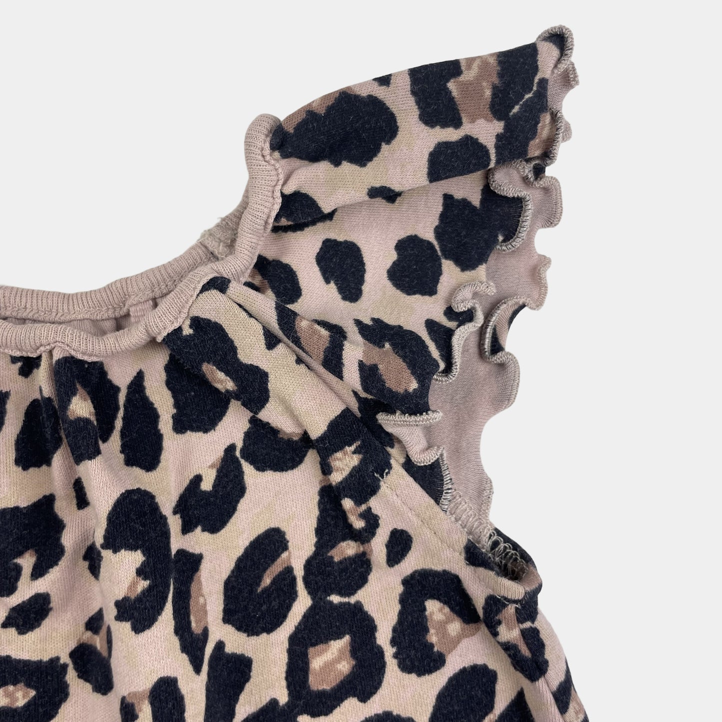 Beiger Baumwoll-Overall mit Leopardenmuster und kurzen Armen – detail