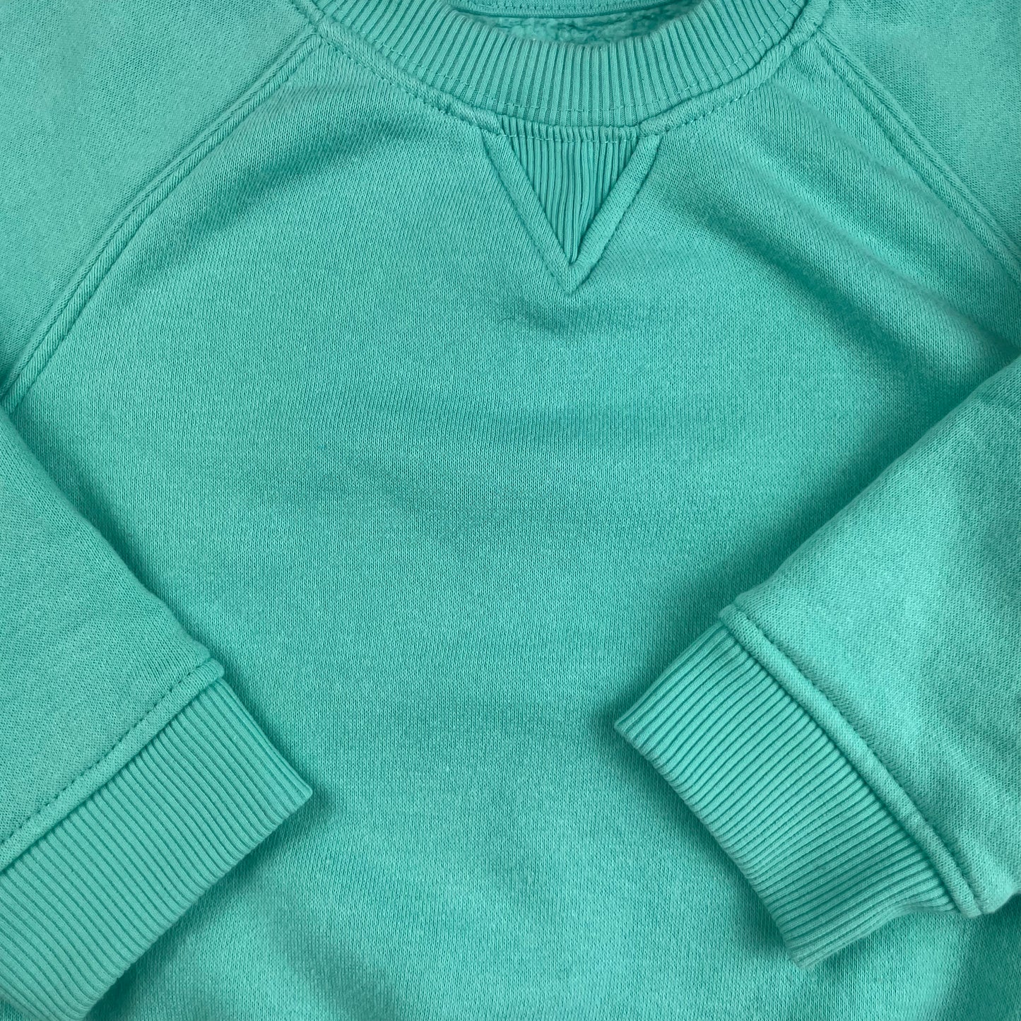 Mintgrüner Pullover aus Baumwoll-Polyester-Gemisch mit gerippten Bündchen für Kinder, Größe 1,5-2 Jahre. – detail