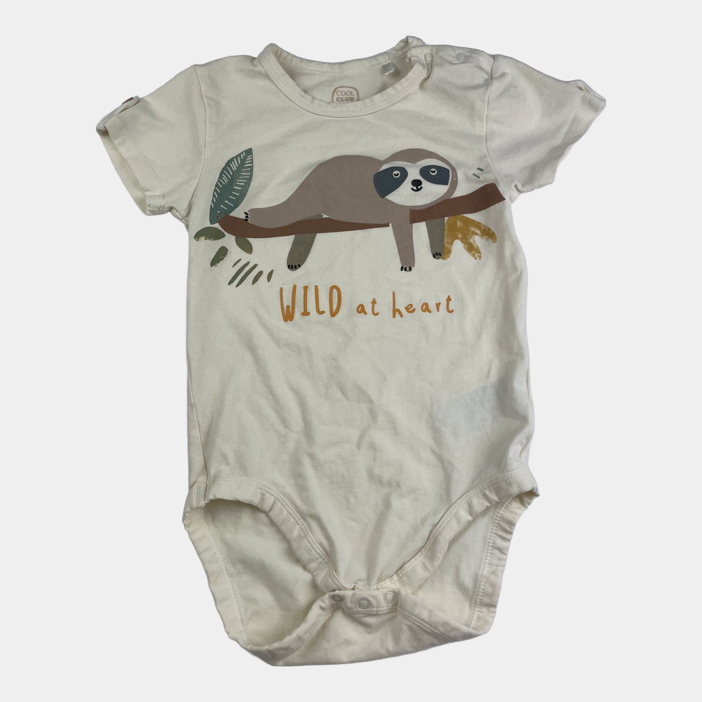 Beiger Body mit Faultiermotiv und der Aufschrift 'WILD at heart' von Cool Club, Größe 98. – front