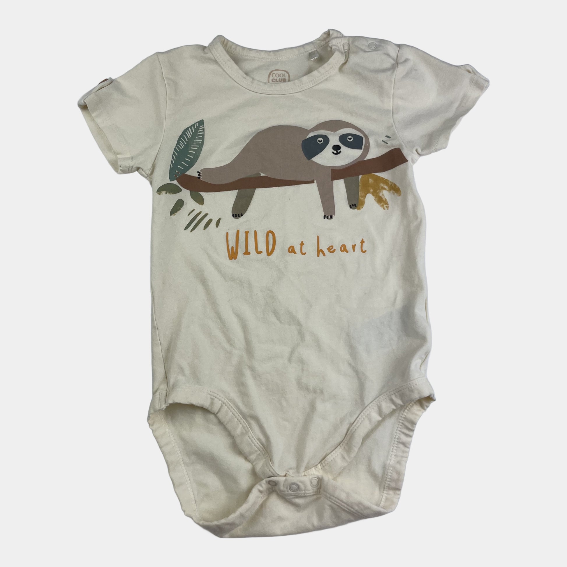 Beiger Body mit Faultiermotiv und der Aufschrift 'WILD at heart' von Cool Club, Größe 98. – front