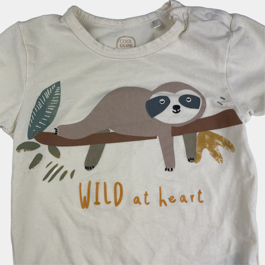 Beiger Body mit Faultiermotiv und der Aufschrift 'WILD at heart' von Cool Club, Größe 98. – detail