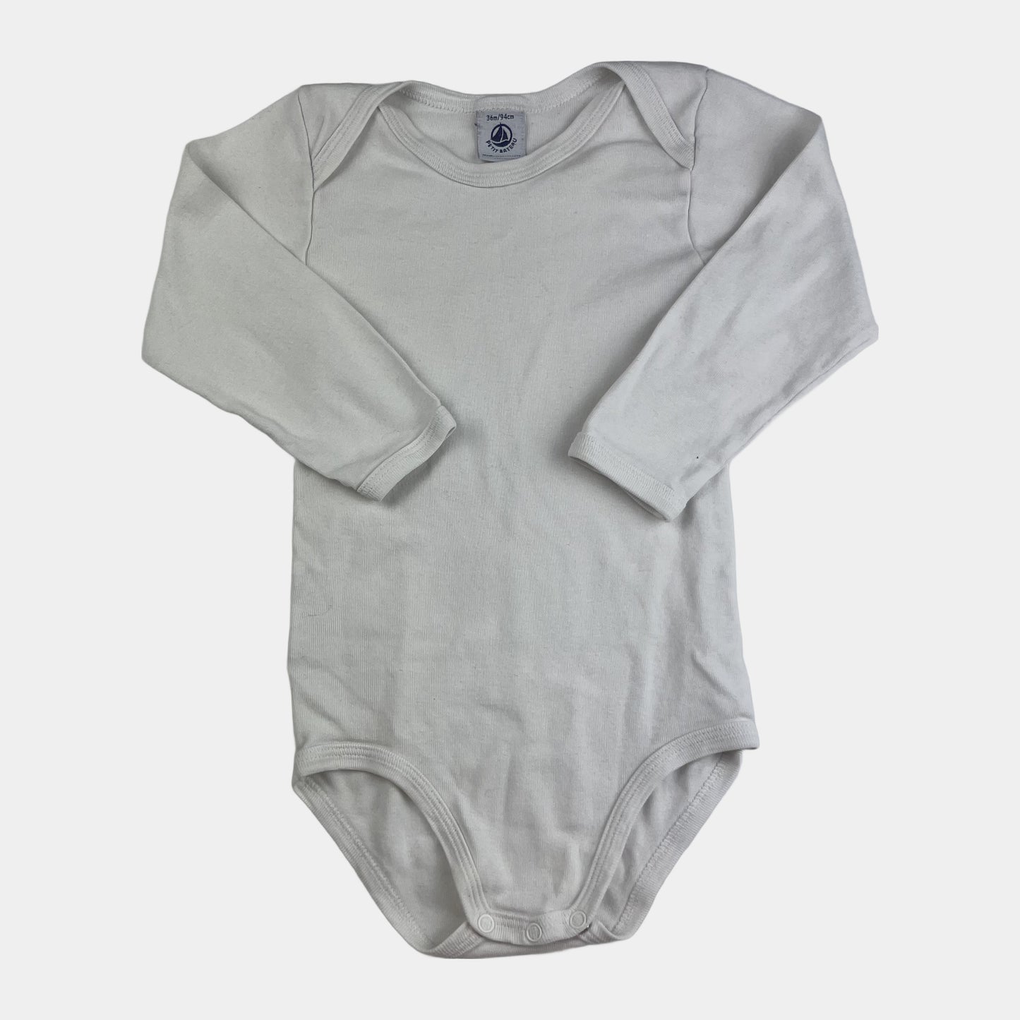 Weißer Baumwoll-Body von Petit Bateau, Größe 36 Monate, 94 cm. – front