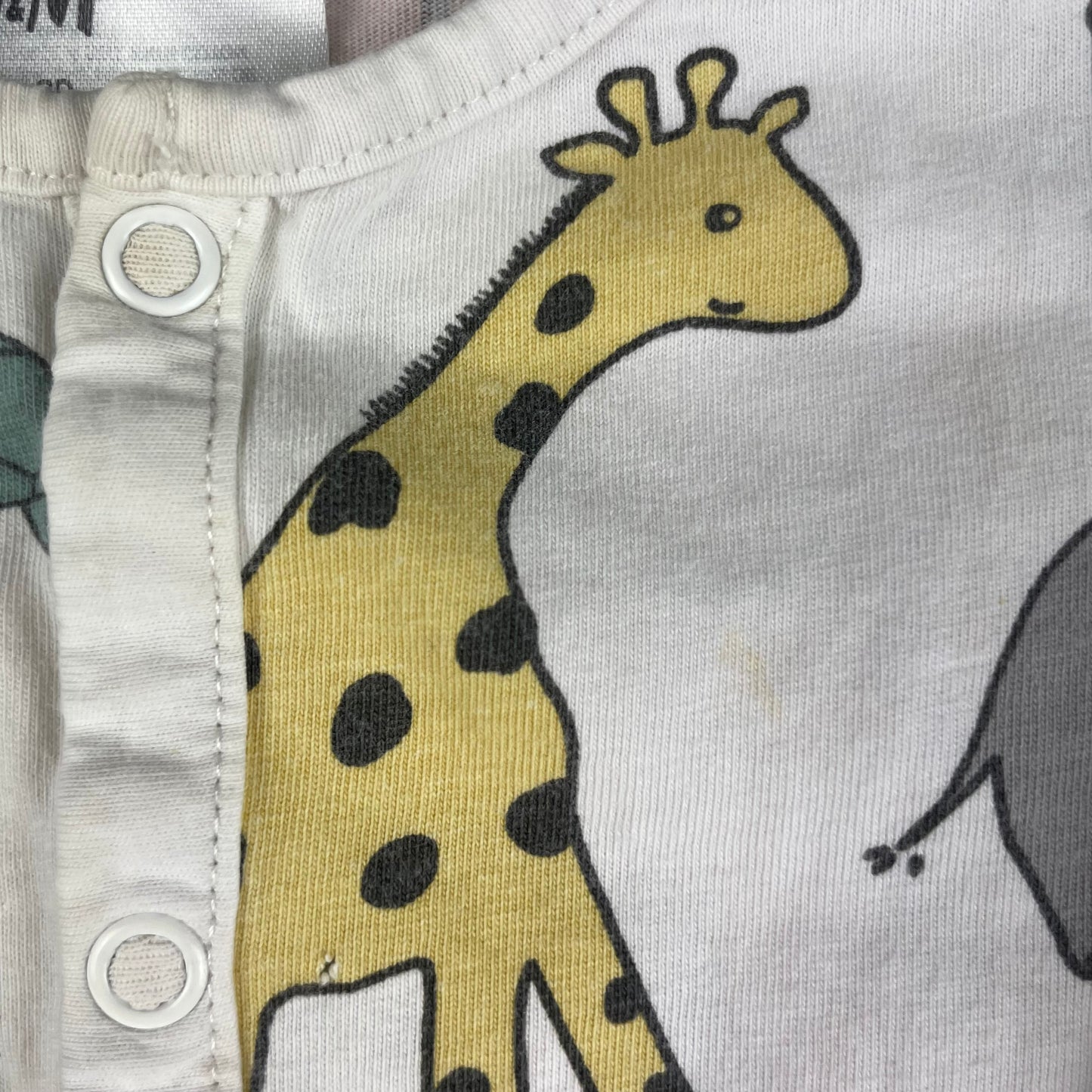 Bunter Baumwoll-Strampler mit Tiermotiven von H&M in Größe 9-12 Monate. – detail