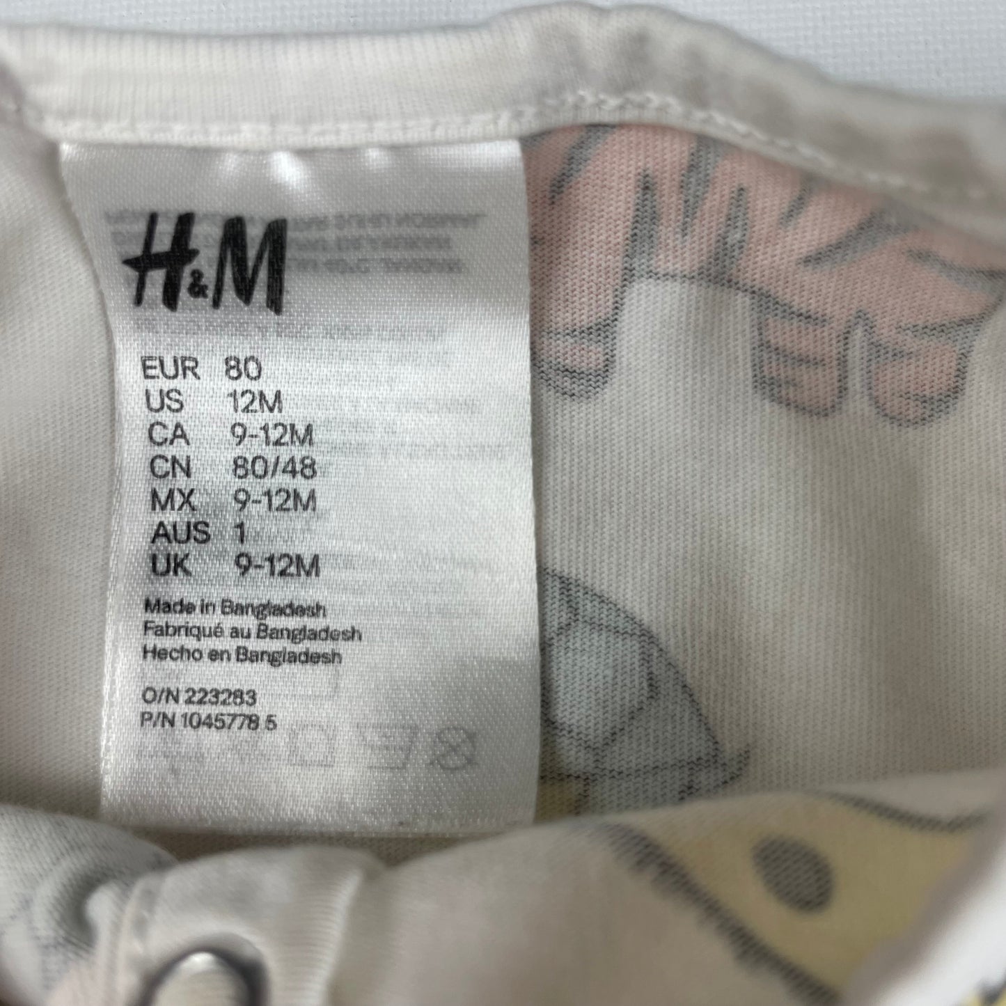 Bunter Baumwoll-Strampler mit Tiermotiven von H&M in Größe 9-12 Monate. – label