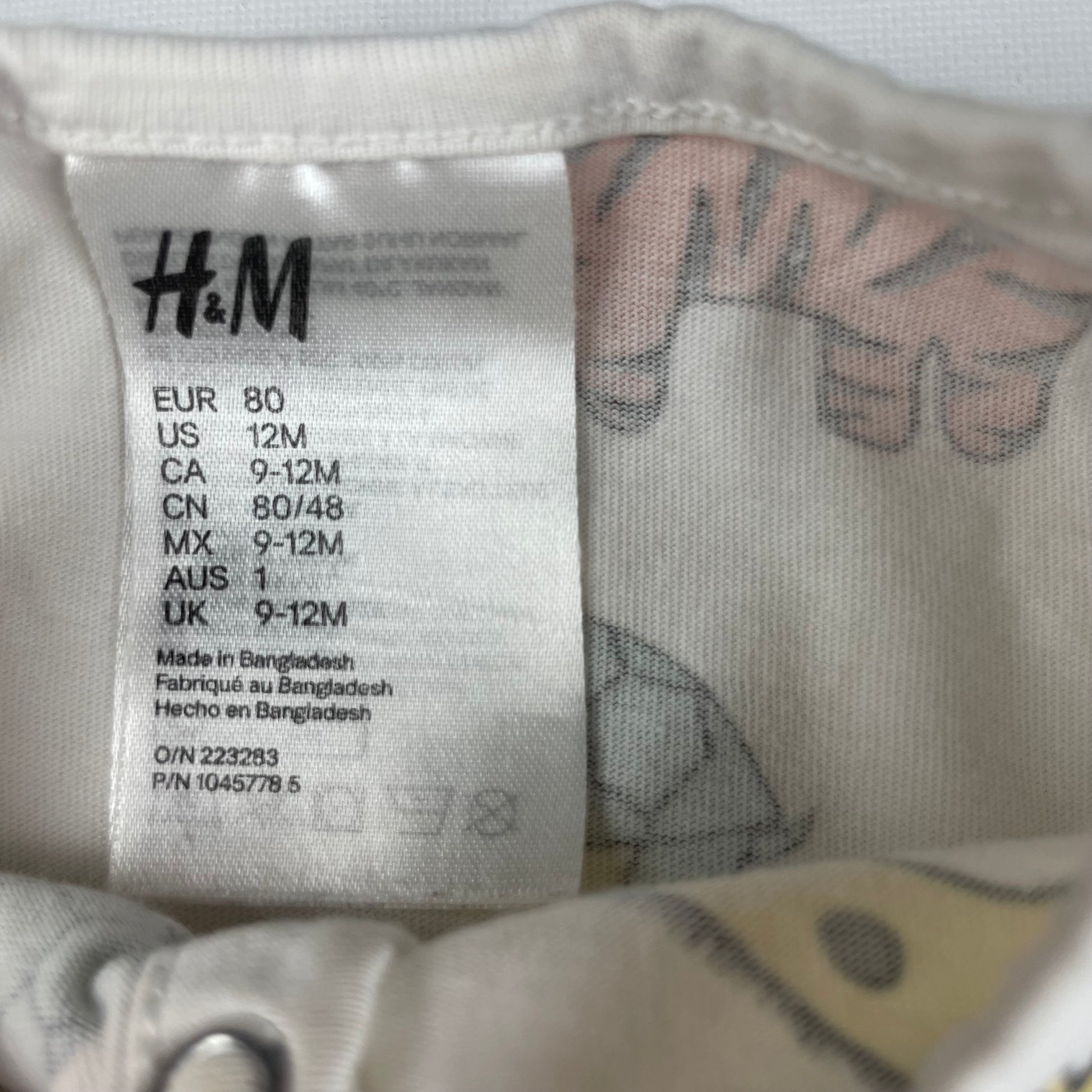Bunter Baumwoll-Strampler mit Tiermotiven von H&M in Größe 9-12 Monate. – label