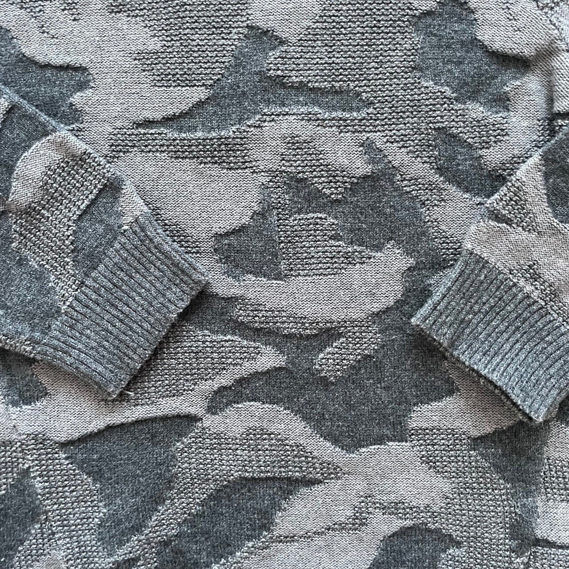 Grauer Camouflage-Pullover von Primark, Größe 86 (12–18 Monate) – detail