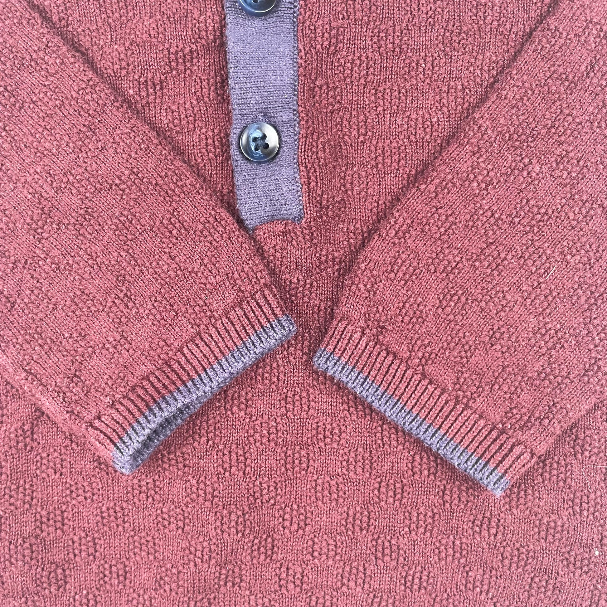 Bordeauxfarbener Baby-Strick-Polopullover mit navyfarbenem Kragen und Knopfleiste von Mamas & Papas, Größe 6–9 Monate. – detail